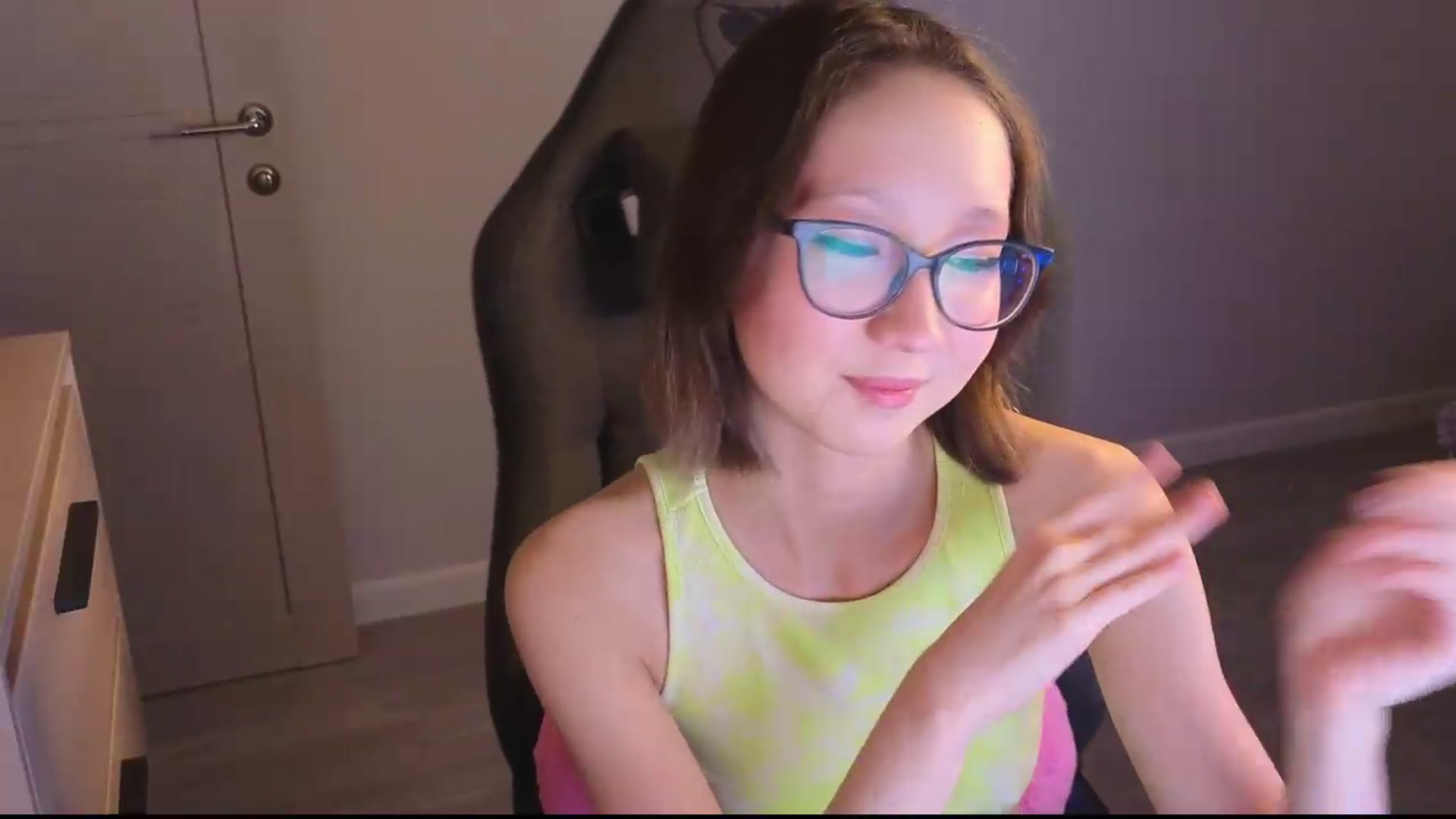 Gallery image thumbnail from Karolinacreamm's myfreecams stream on, 09/24/2026, 21:20 image 18 of 20