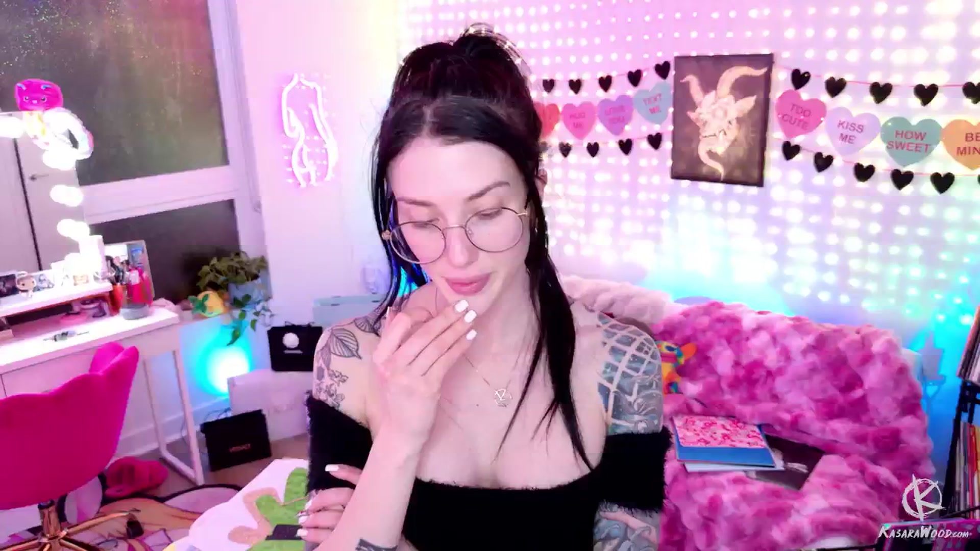 Gallery image thumbnail from KasaraWood's myfreecams stream on, 02/01/2025, 08:56 image 14 of 20