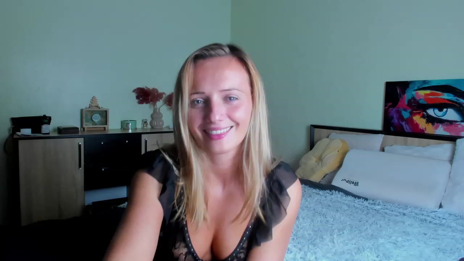 Gallery image thumbnail from KatBirdie_x's myfreecams stream on, 09/19/2023, 18:24 image 14 of 20