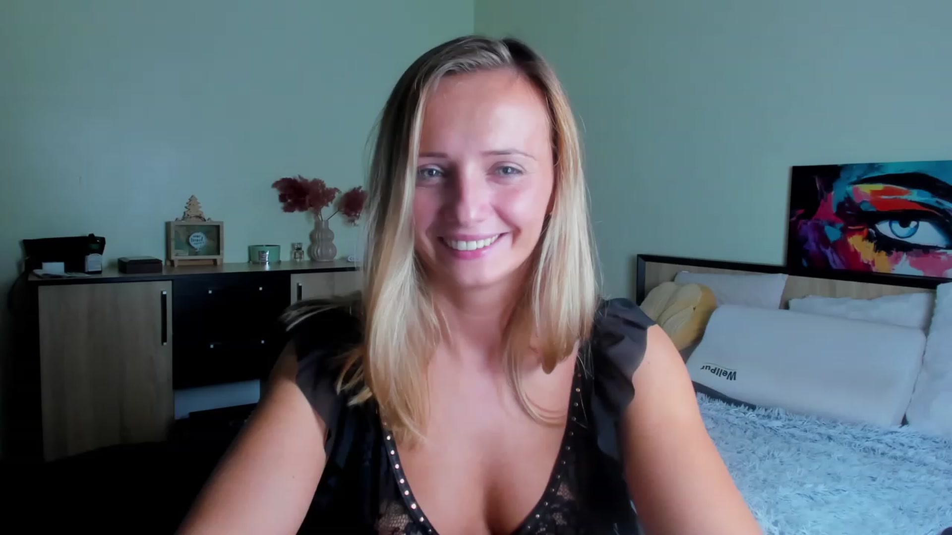 Gallery image thumbnail from KatBirdie_x's myfreecams stream on, 09/19/2023, 18:24 image 13 of 20