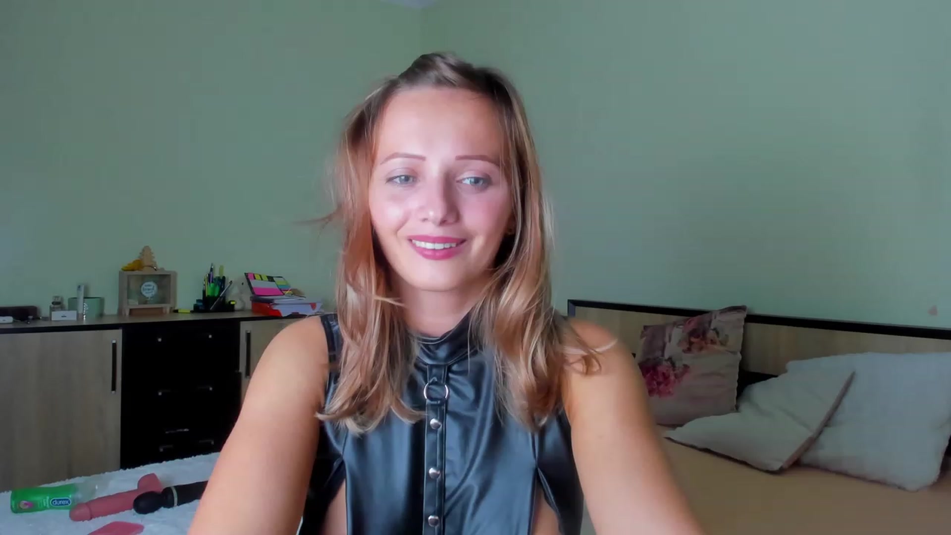 Gallery image thumbnail from KatBirdie_x's myfreecams stream on, 10/26/2023, 15:51 image 19 of 20