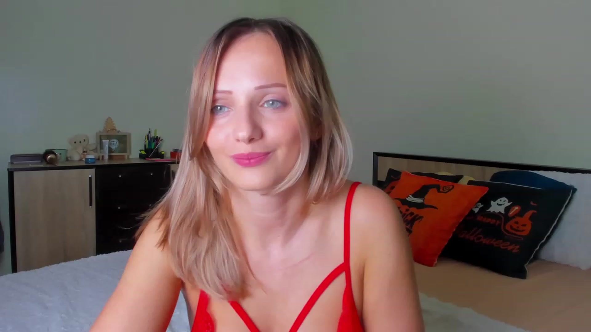 Gallery image thumbnail from KatBirdie_x's myfreecams stream on, 10/28/2023, 15:38 image 16 of 20