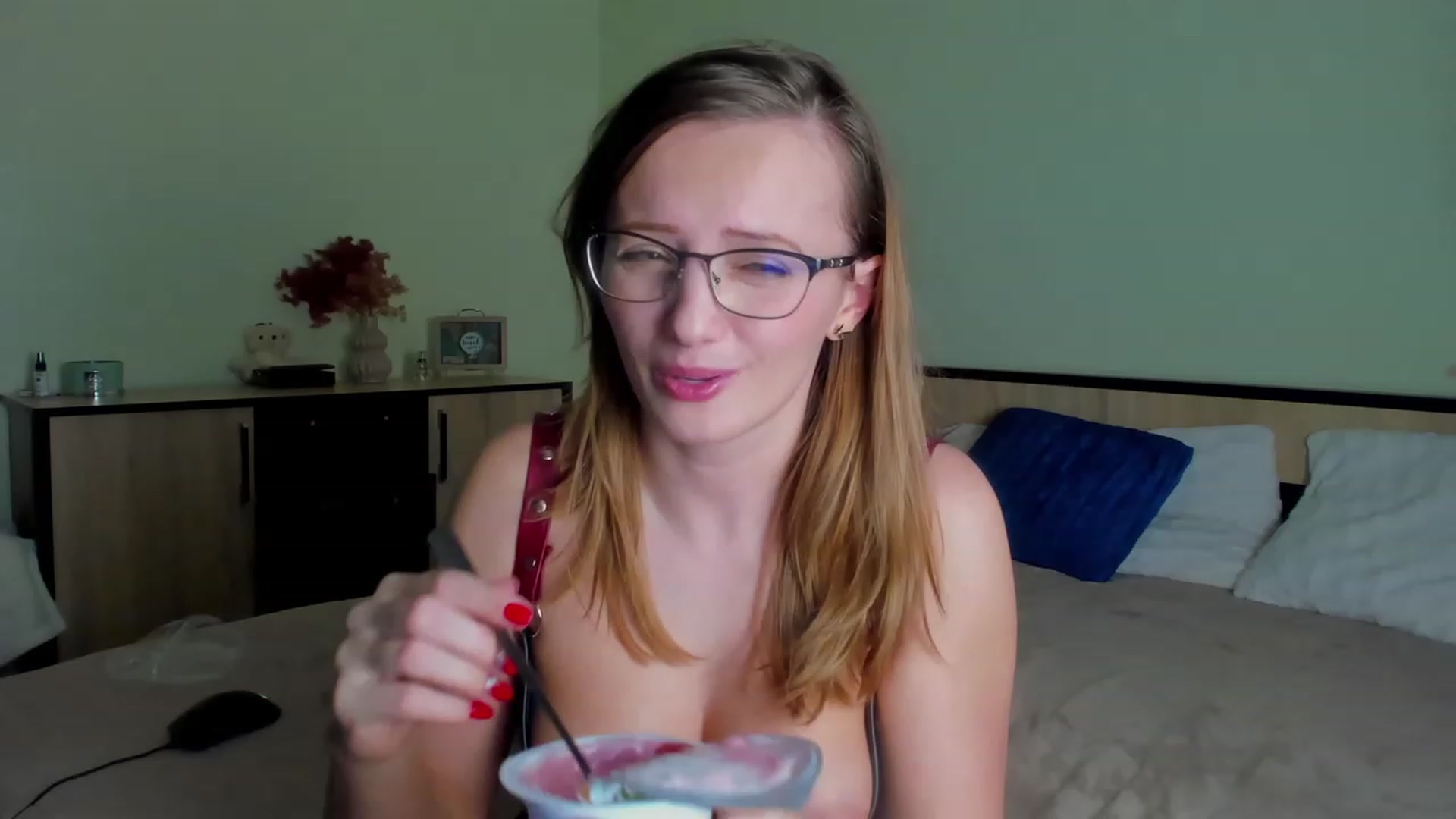 Gallery image thumbnail from KatBirdie_x's myfreecams stream on, 01/12/2024, 22:17 image 14 of 20