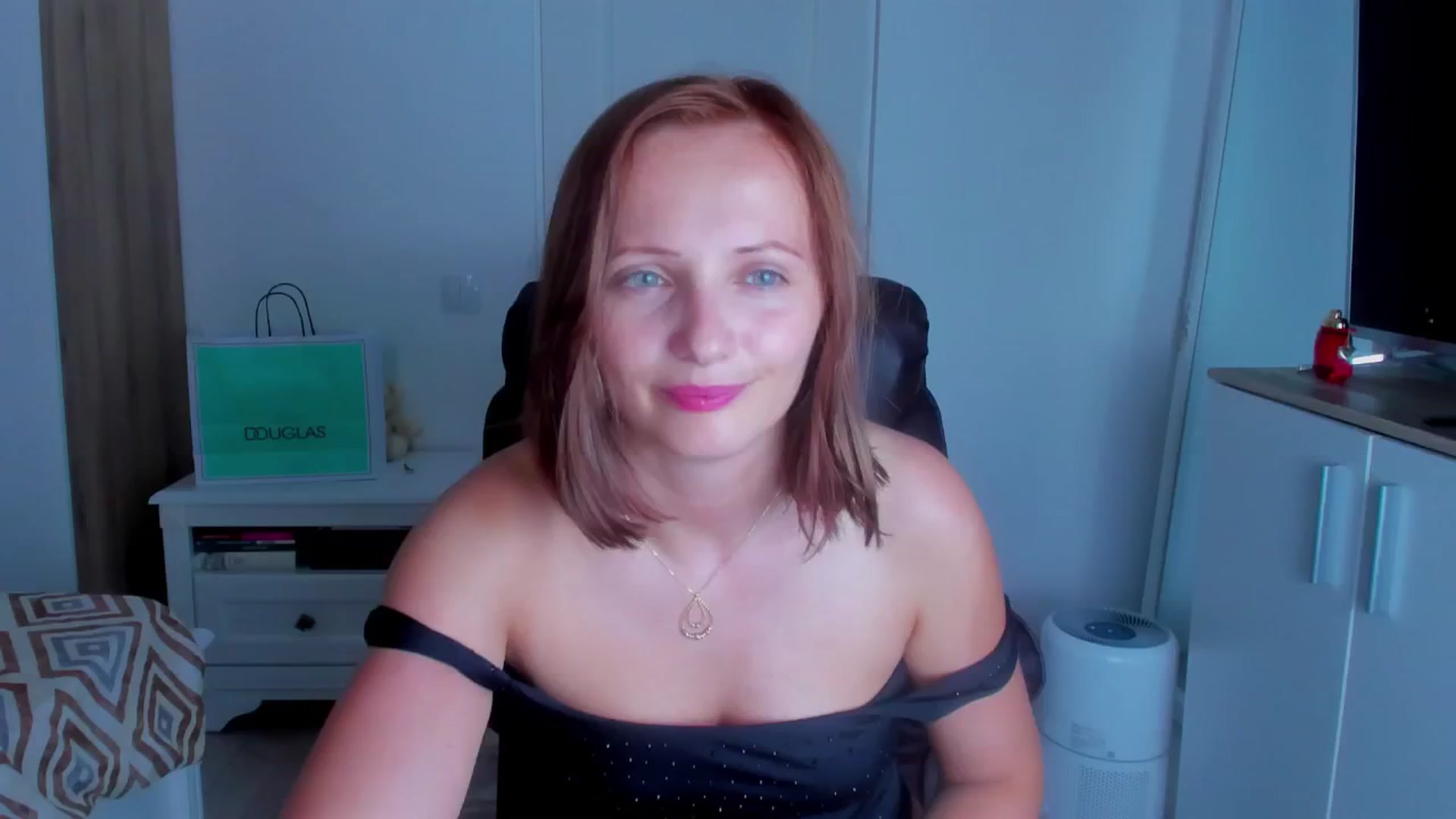Gallery image thumbnail from KatBirdie_x's myfreecams stream on, 07/18/2024, 17:53 image 15 of 20