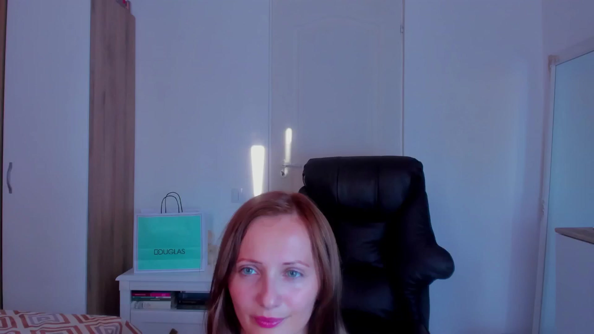 Gallery image thumbnail from KatBirdie_x's myfreecams stream on, 07/18/2024, 17:53 image 6 of 20