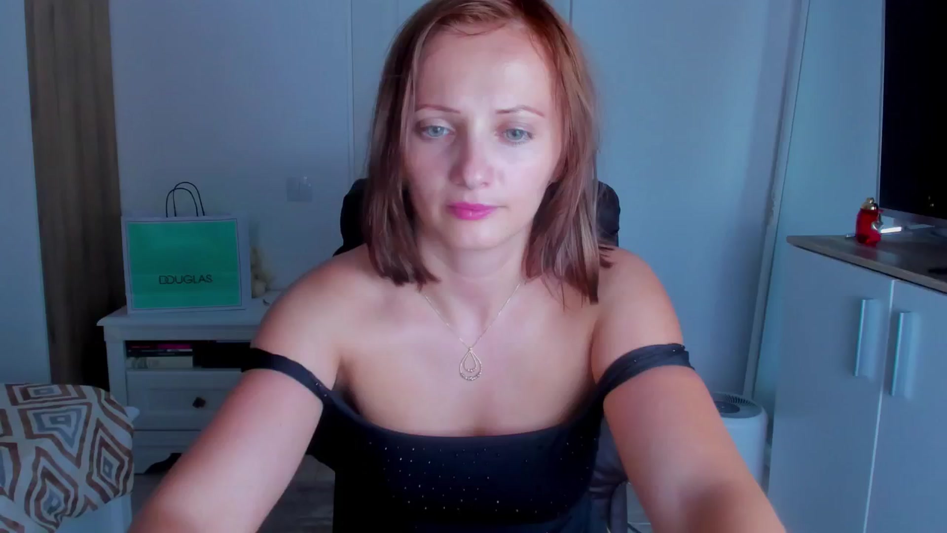 Gallery image thumbnail from KatBirdie_x's myfreecams stream on, 07/18/2024, 17:53 image 16 of 20