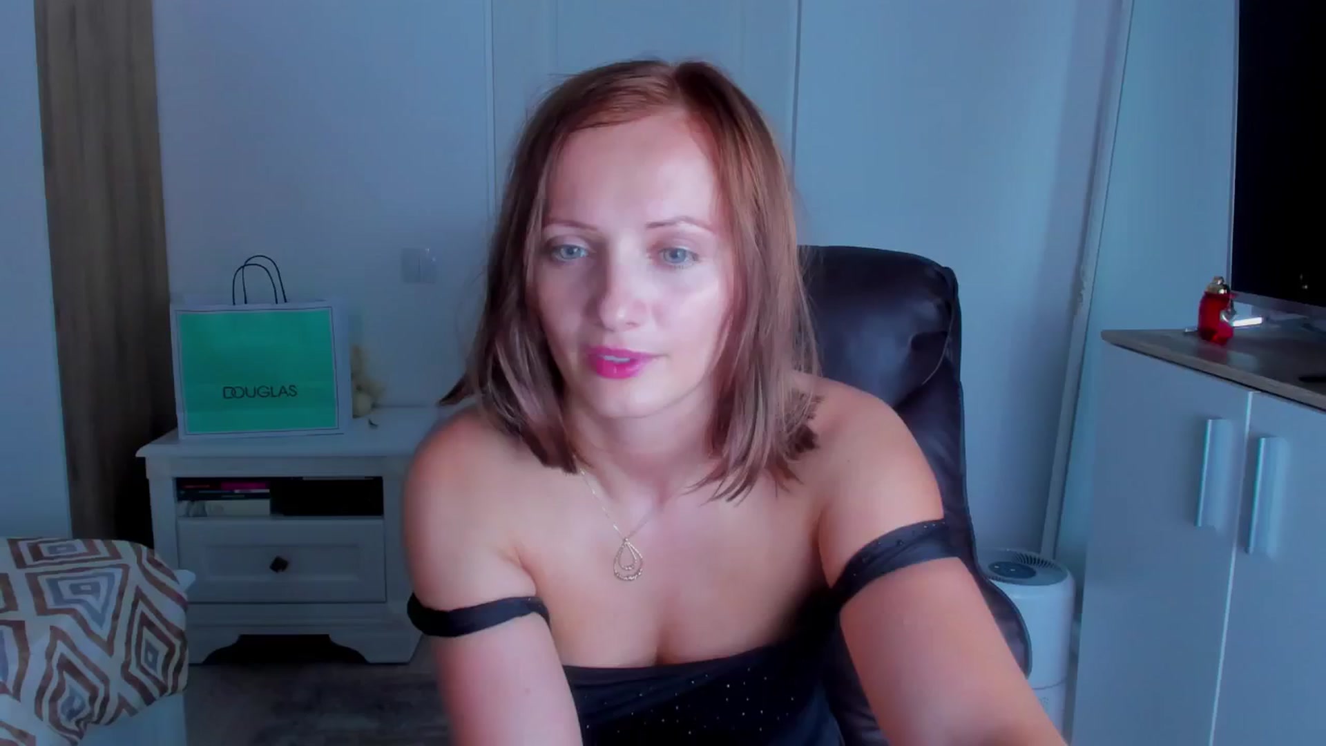 Gallery image thumbnail from KatBirdie_x's myfreecams stream on, 07/18/2024, 17:53 image 17 of 20