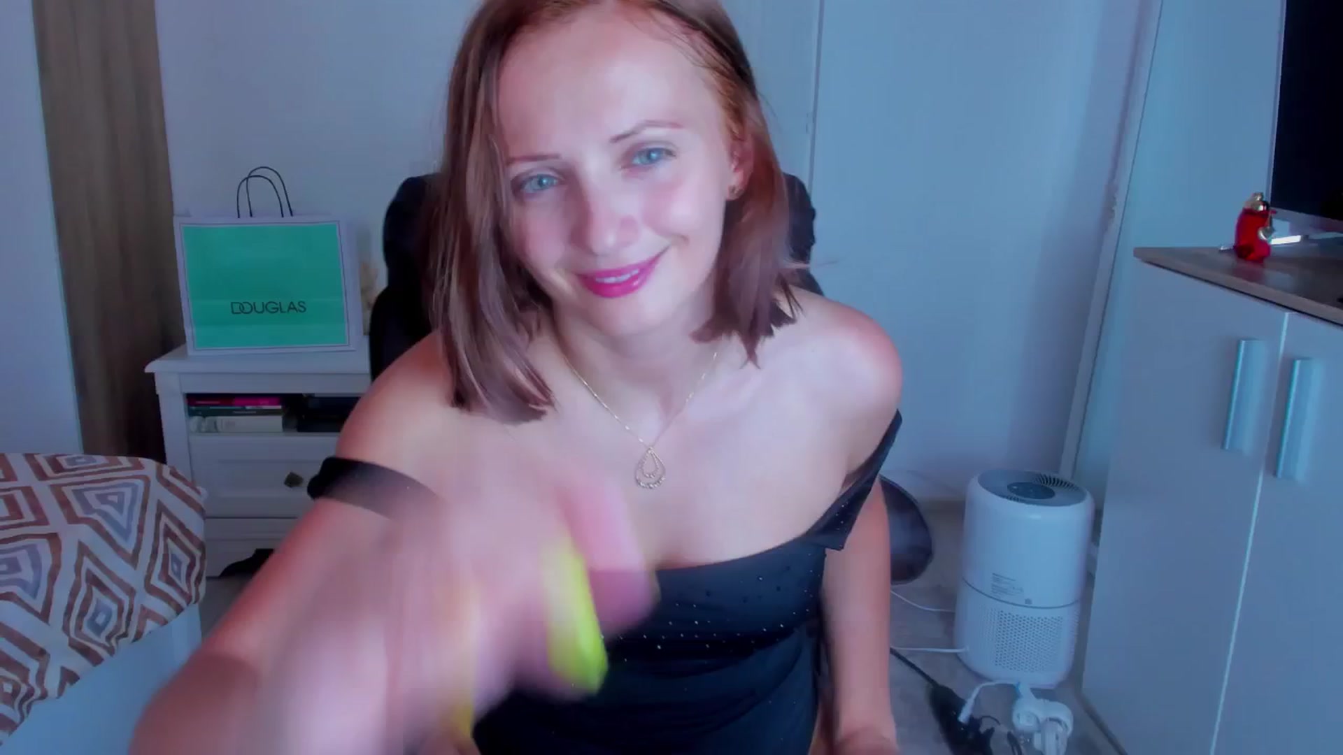 Gallery image thumbnail from KatBirdie_x's myfreecams stream on, 07/18/2024, 17:53 image 8 of 20
