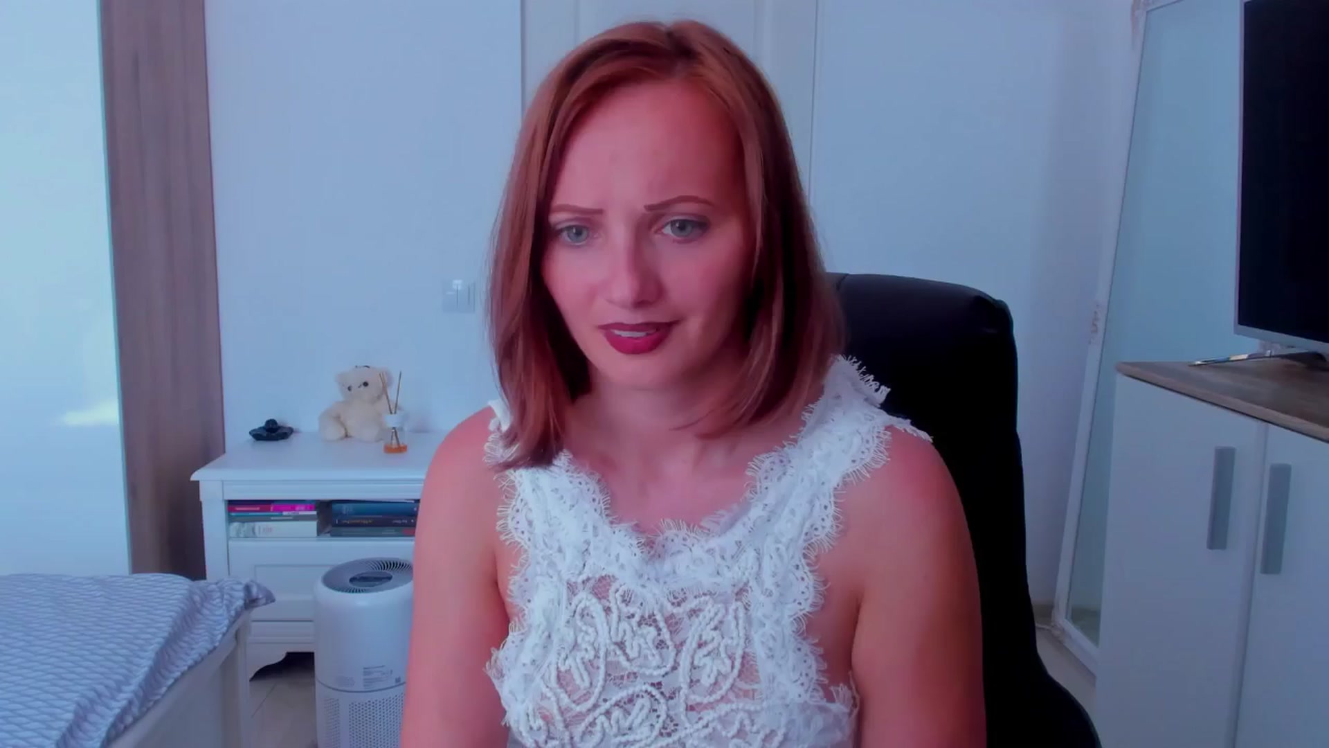 Gallery image thumbnail from KatBirdie_x's myfreecams stream on, 07/28/2024, 15:34 image 10 of 20