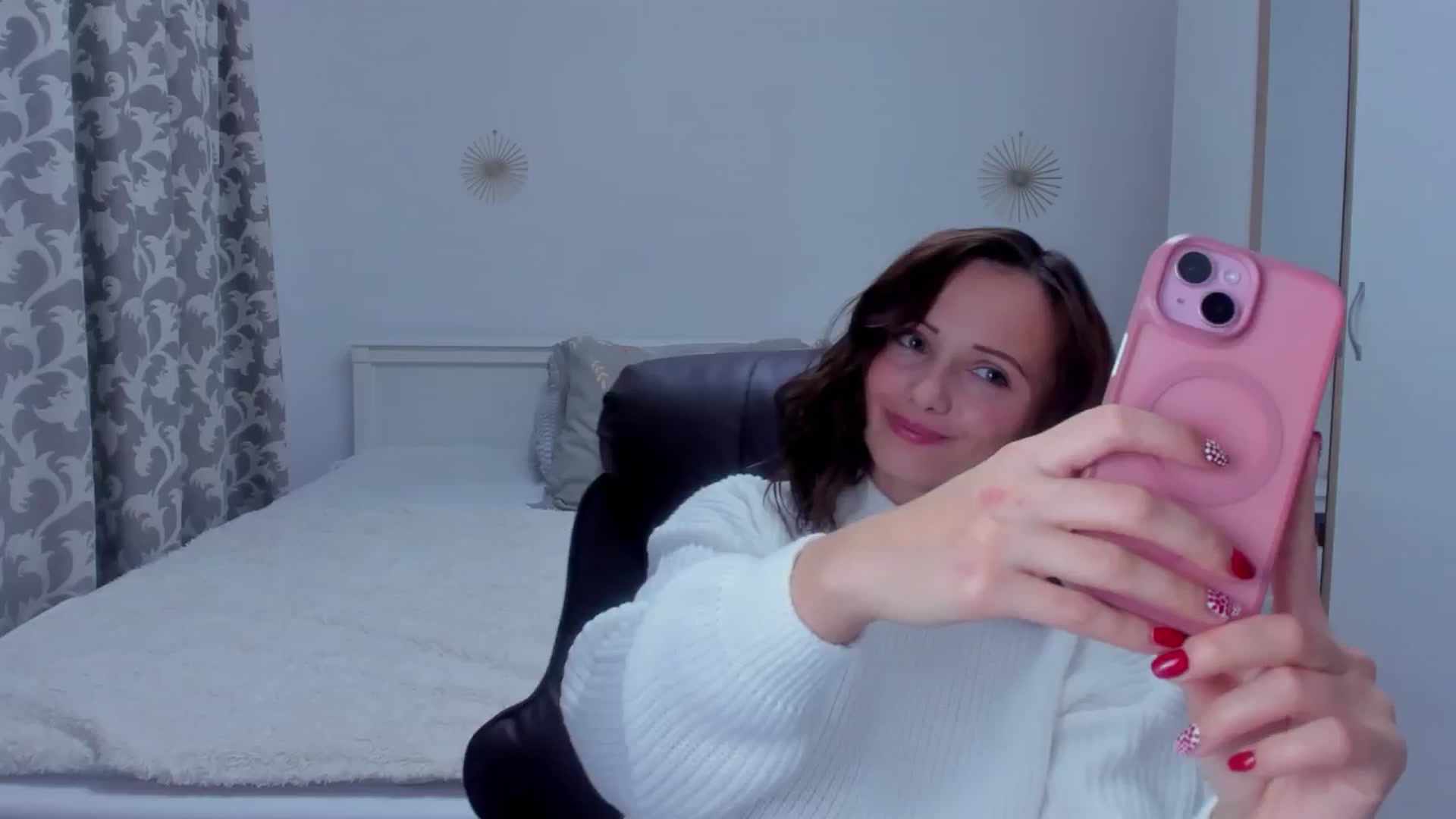 Gallery image thumbnail from KatBirdie_x's myfreecams stream on, 12/01/2024, 15:01 image 8 of 20