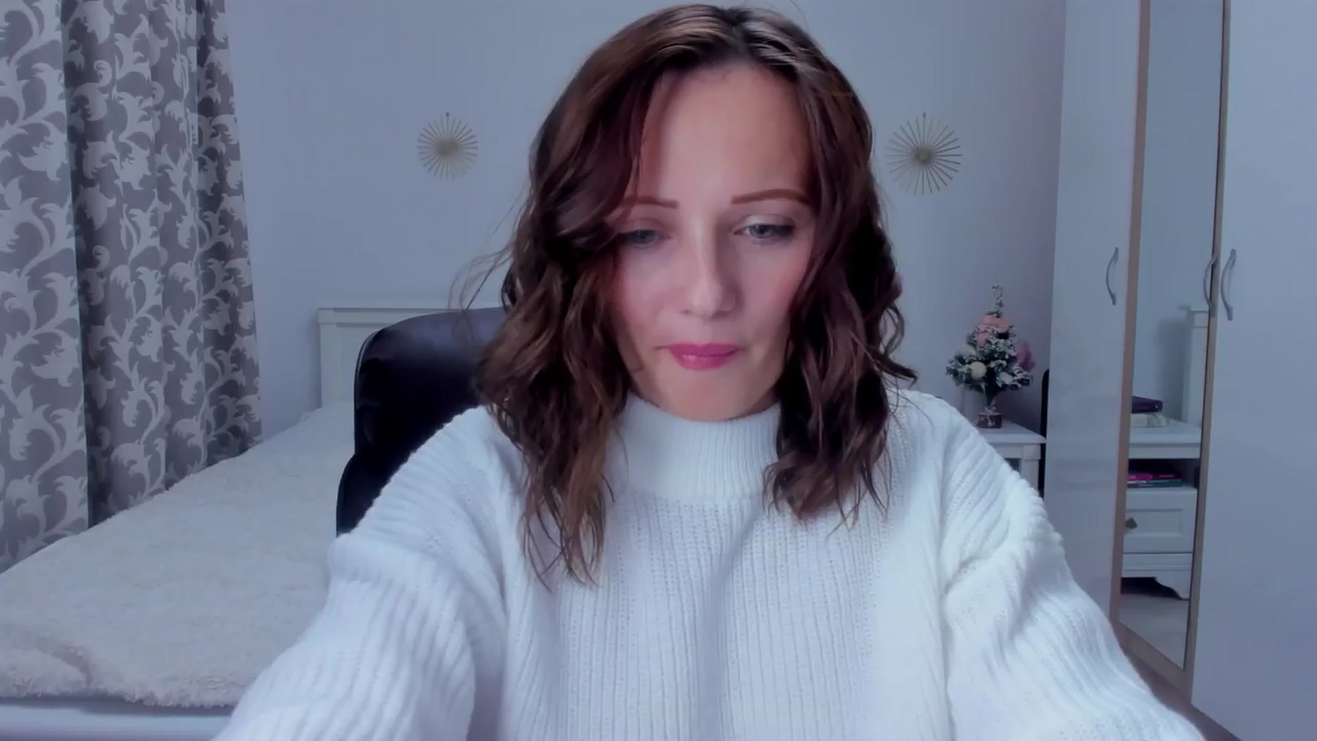 Gallery image thumbnail from KatBirdie_x's myfreecams stream on, 12/01/2024, 15:01 image 5 of 20