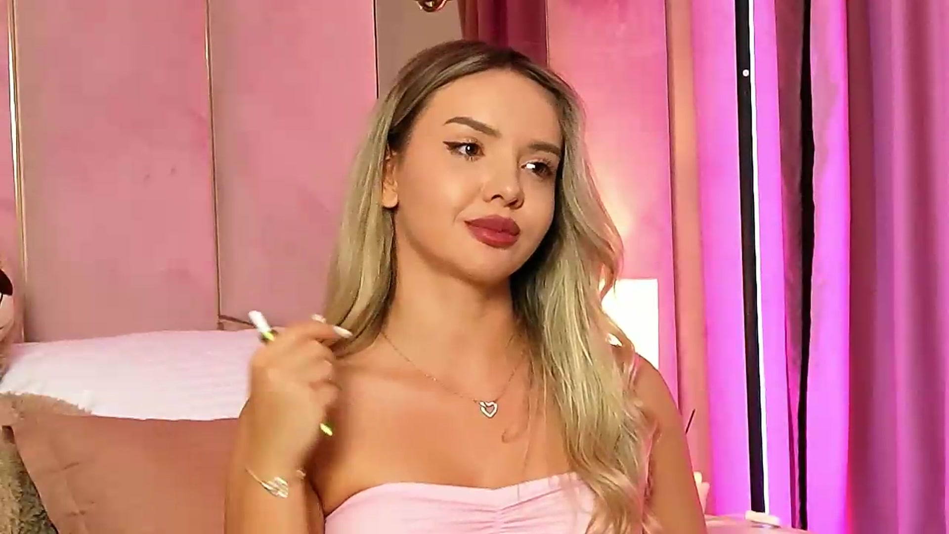 Gallery image thumbnail from KatJoliee's myfreecams stream on, 07/20/2026, 21:07 image 18 of 20