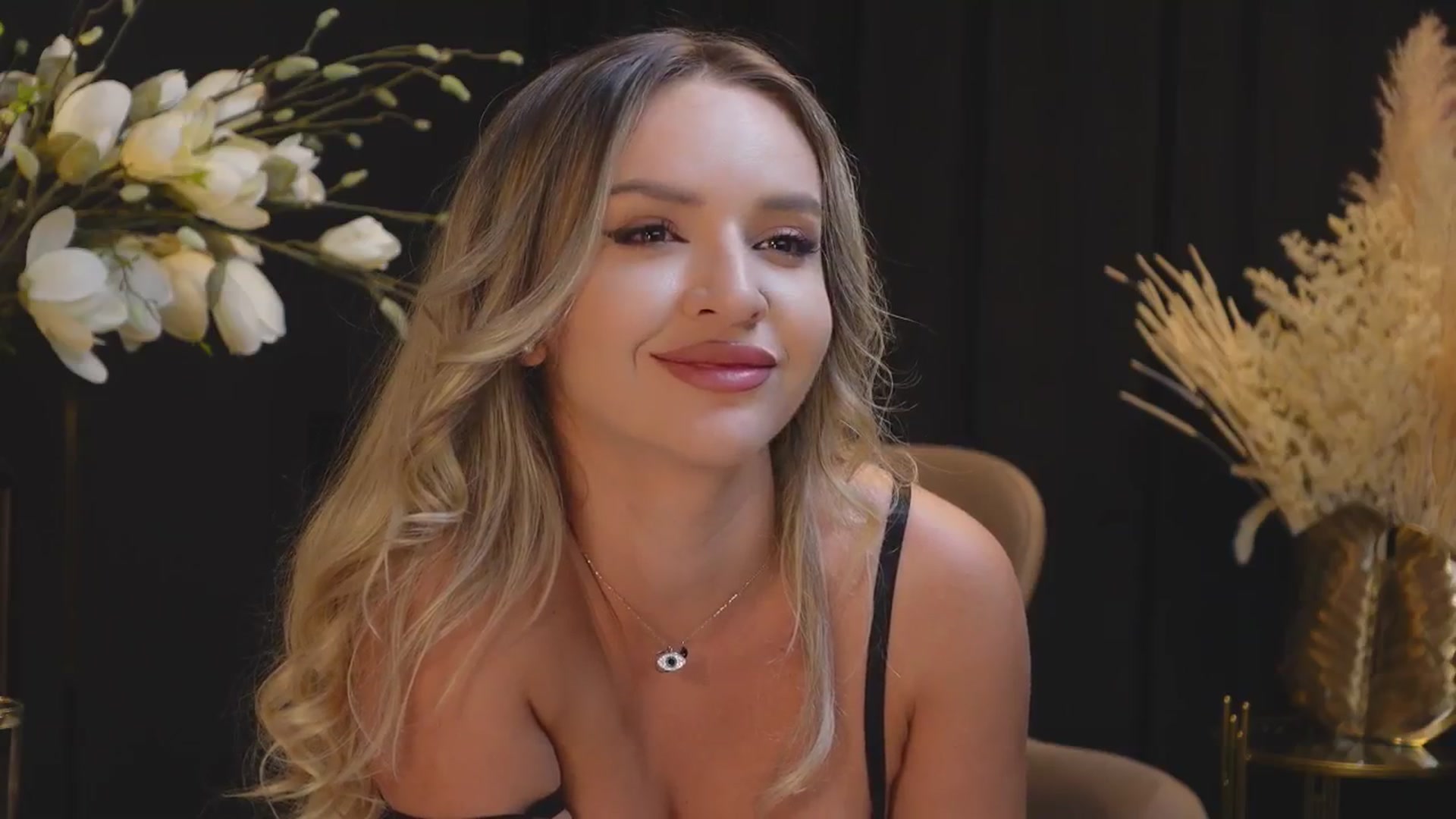 Gallery image thumbnail from Kat_Jolie's myfreecams stream on, 08/18/2024, 20:37 image 2 of 20