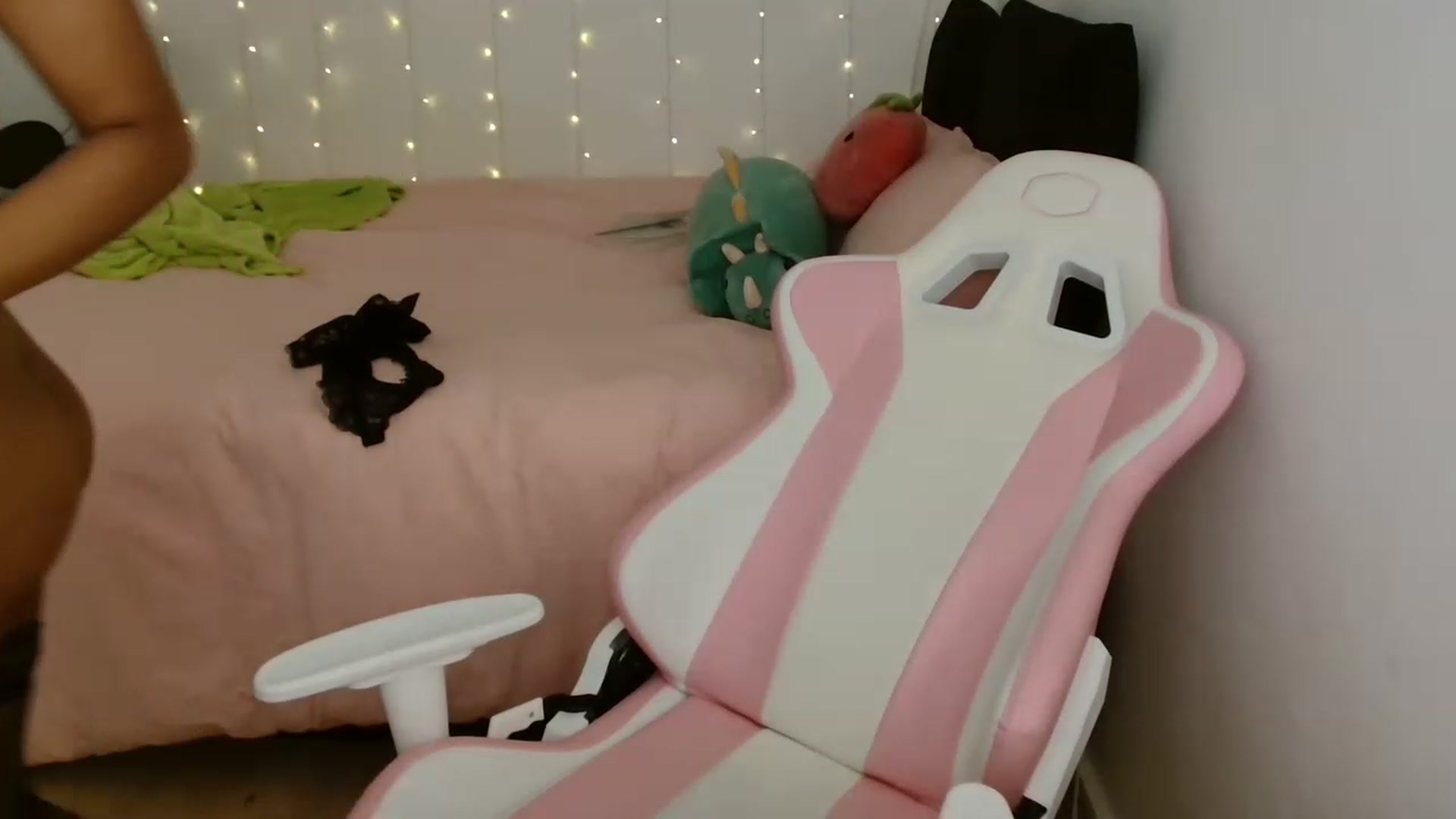 Gallery image thumbnail from Katara_'s myfreecams stream on, 08/03/2023, 20:24 image 11 of 20