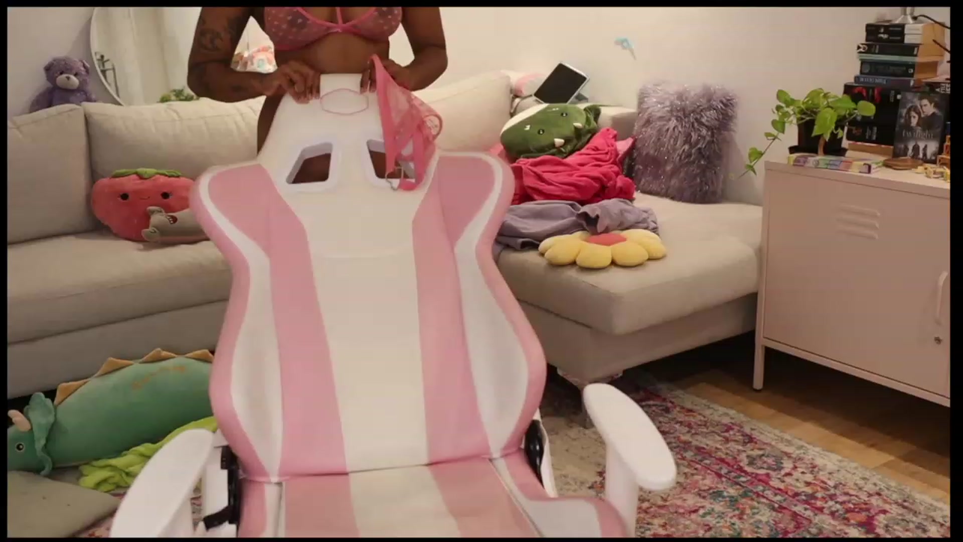 Gallery image thumbnail from Katara_'s myfreecams stream on, 03/06/2024, 21:08 image 17 of 20