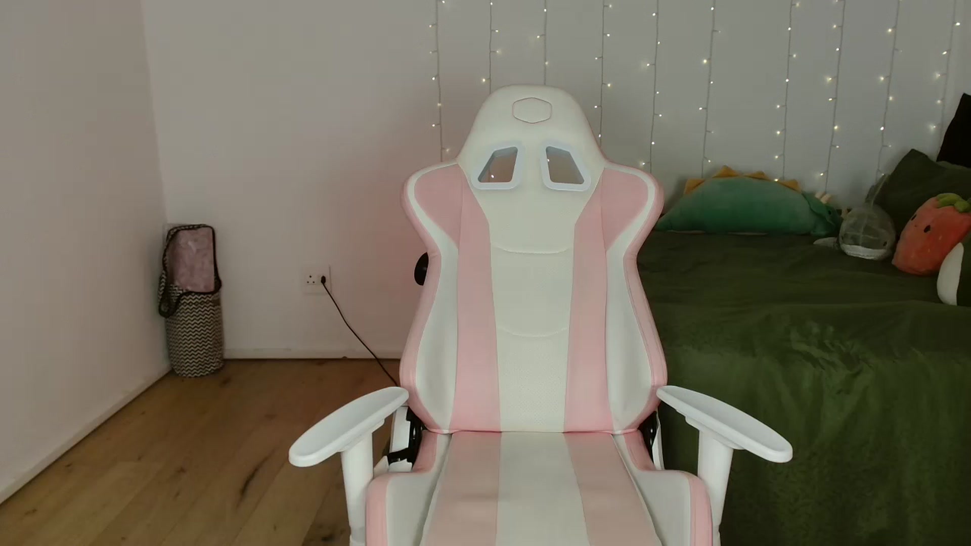 Gallery image thumbnail from Katara_'s myfreecams stream on, 07/10/2024, 08:46 image 18 of 20