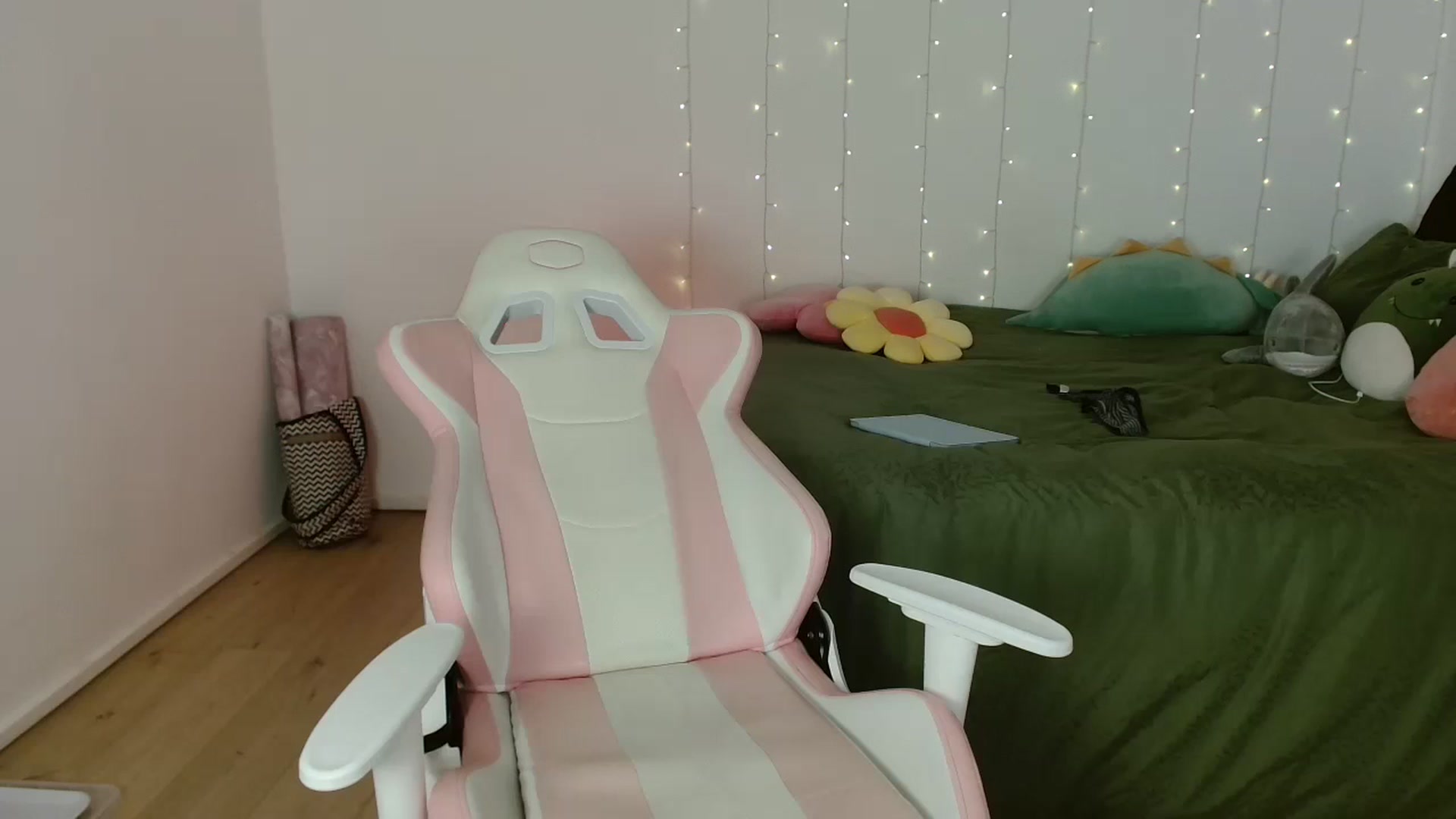 Gallery image thumbnail from Katara_'s myfreecams stream on, 07/17/2024, 19:04 image 7 of 20