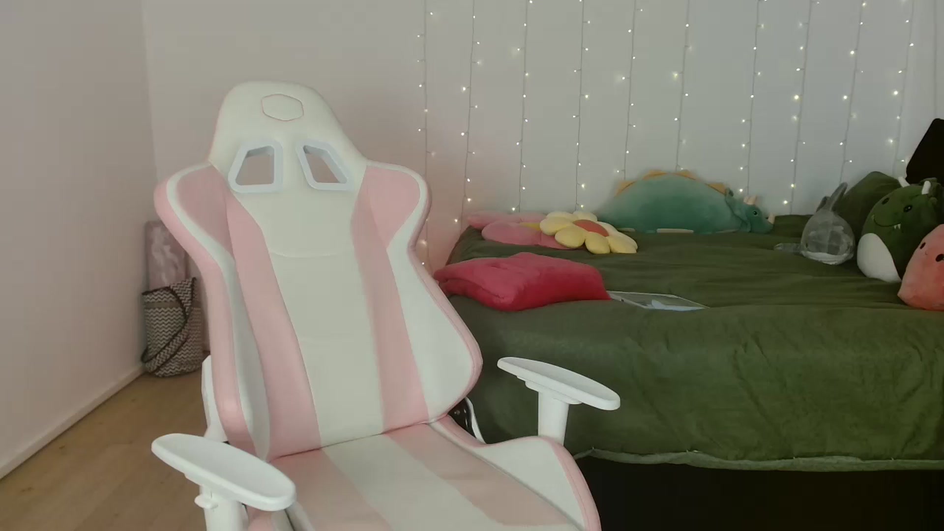Gallery image thumbnail from Katara_'s myfreecams stream on, 07/26/2024, 08:37 image 19 of 20