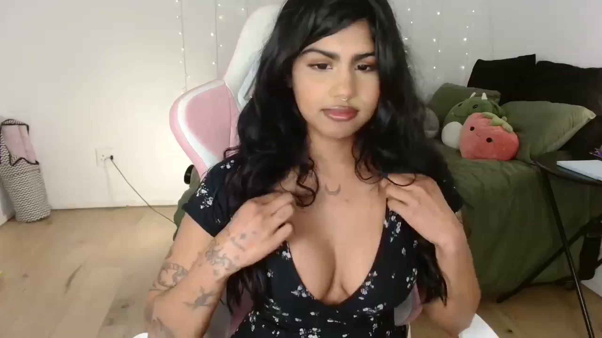 Gallery image thumbnail from Katara_'s myfreecams stream on, 08/05/2024, 13:25 image 5 of 20