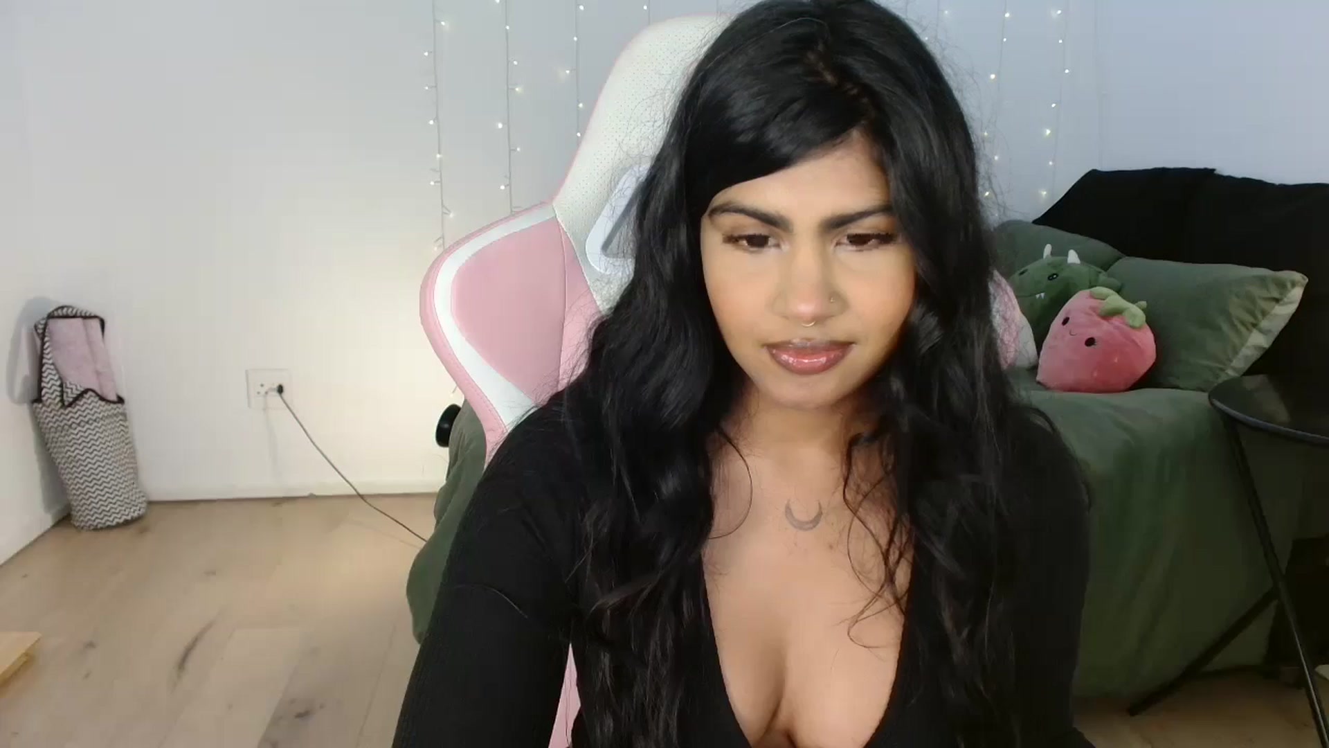 Gallery image thumbnail from Katara_'s myfreecams stream on, 08/06/2024, 10:04 image 16 of 20
