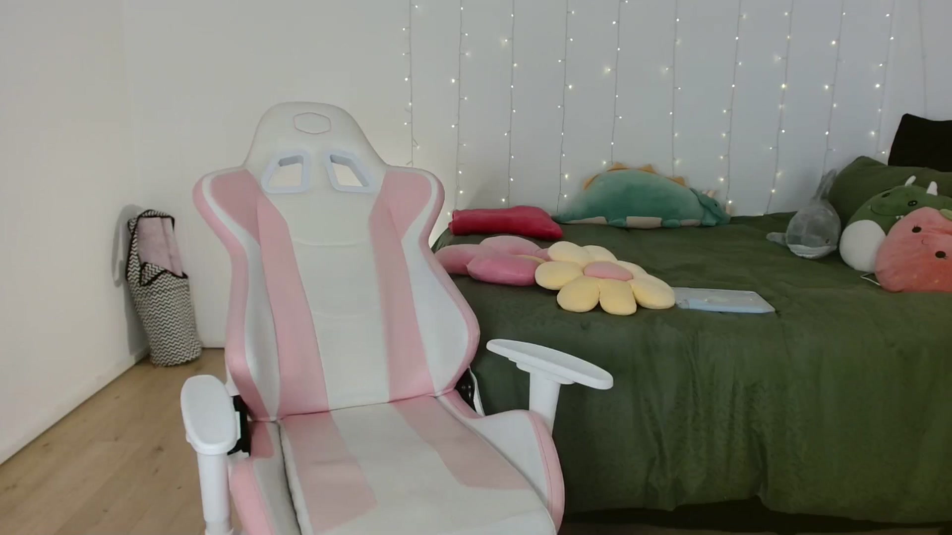 Gallery image thumbnail from Katara_'s myfreecams stream on, 08/16/2024, 13:29 image 18 of 20