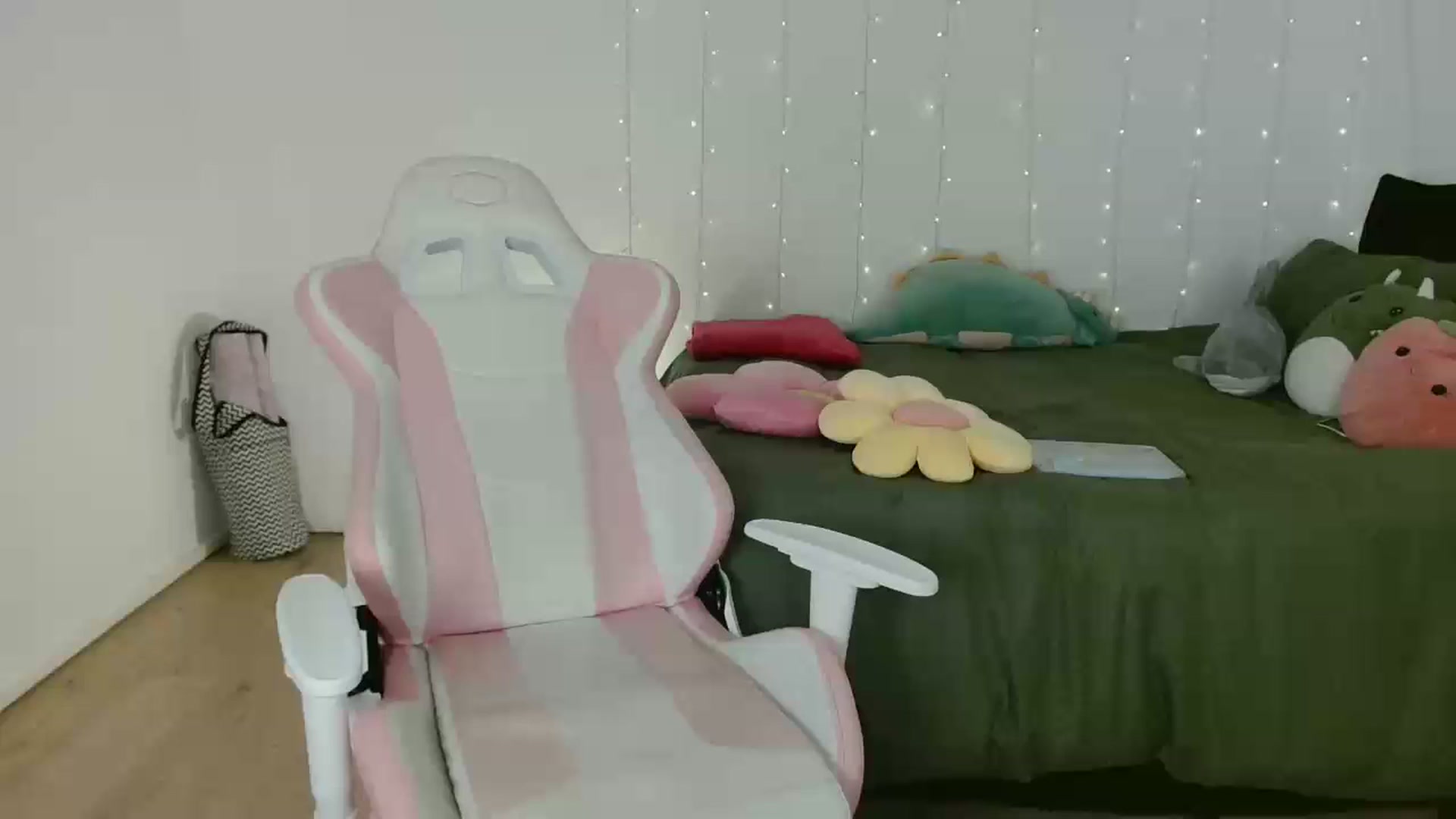 Gallery image thumbnail from Katara_'s myfreecams stream on, 08/16/2024, 13:29 image 17 of 20