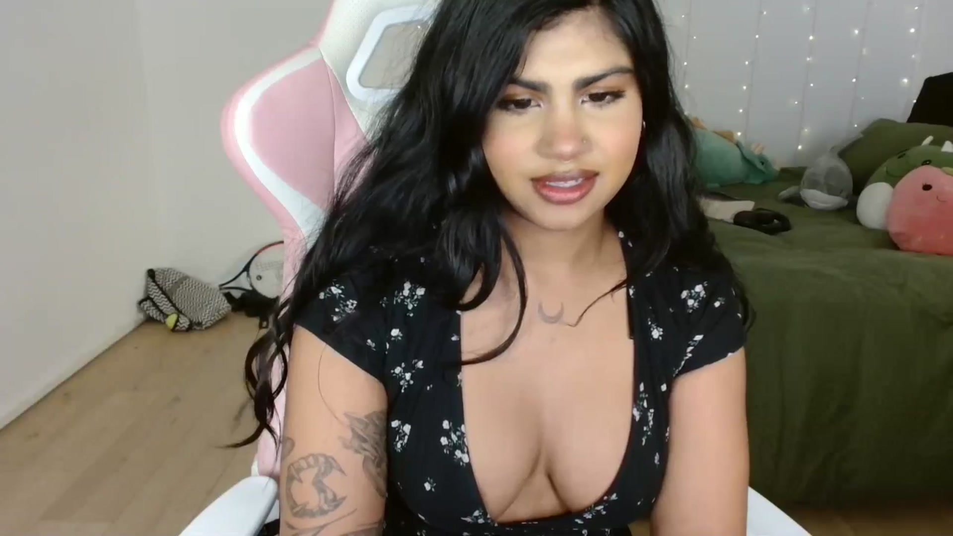 Gallery image thumbnail from Katara_'s myfreecams stream on, 10/03/2024, 09:09 image 15 of 20