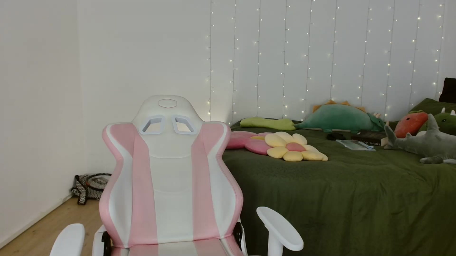 Gallery image thumbnail from Katara_'s myfreecams stream on, 10/04/2024, 12:19 image 19 of 20