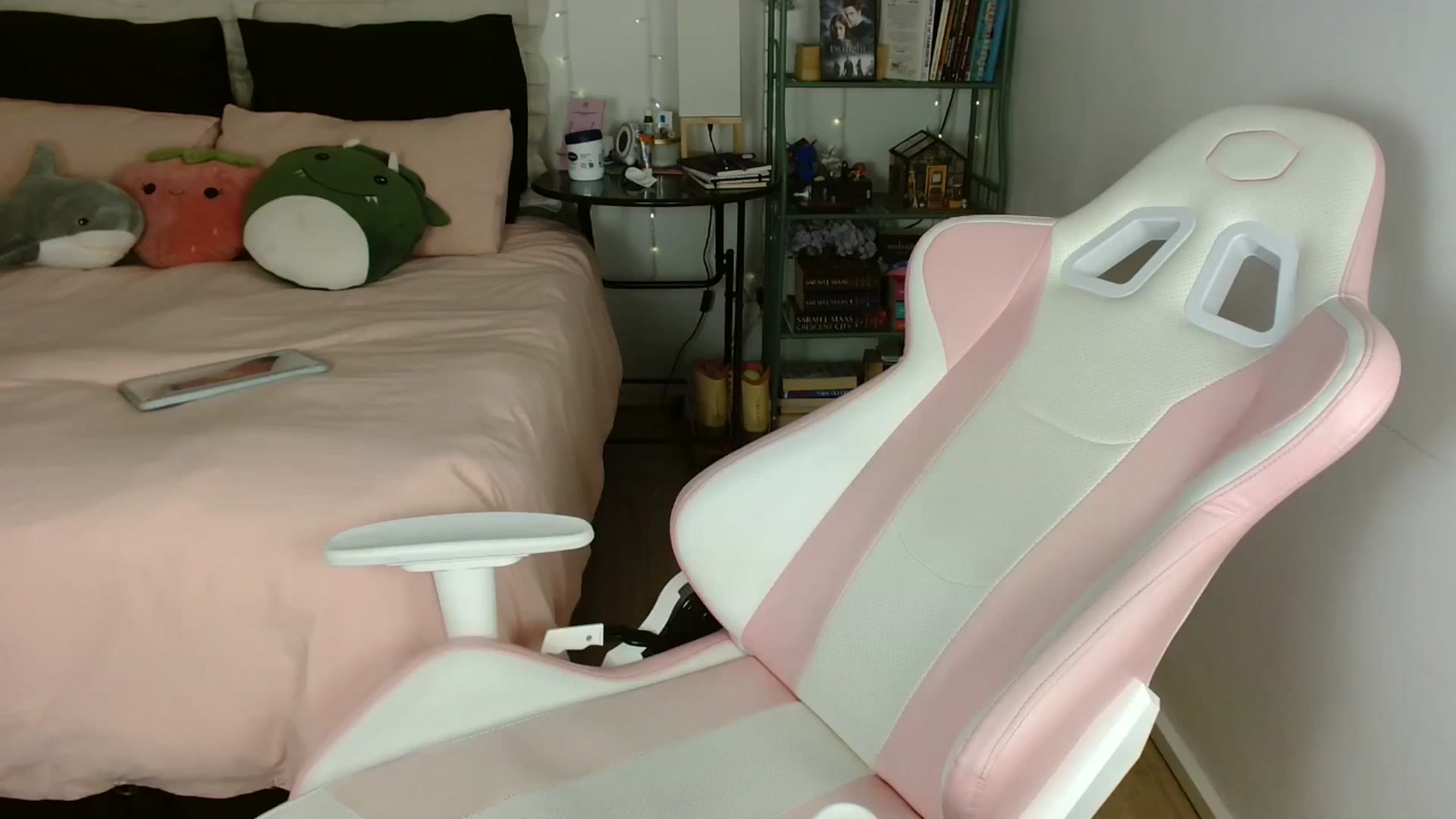 Gallery image thumbnail from Katara_'s myfreecams stream on, 04/22/2025, 18:06 image 1 of 20