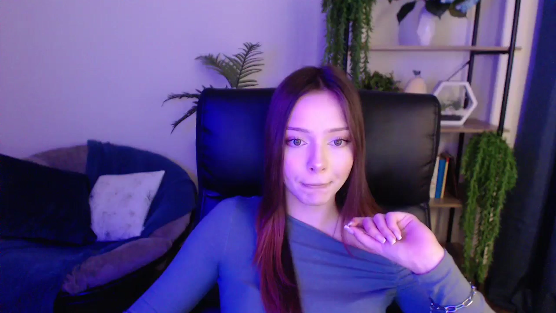 Gallery image thumbnail from KateManelli's myfreecams stream on, 01/18/2025, 13:18 image 15 of 20