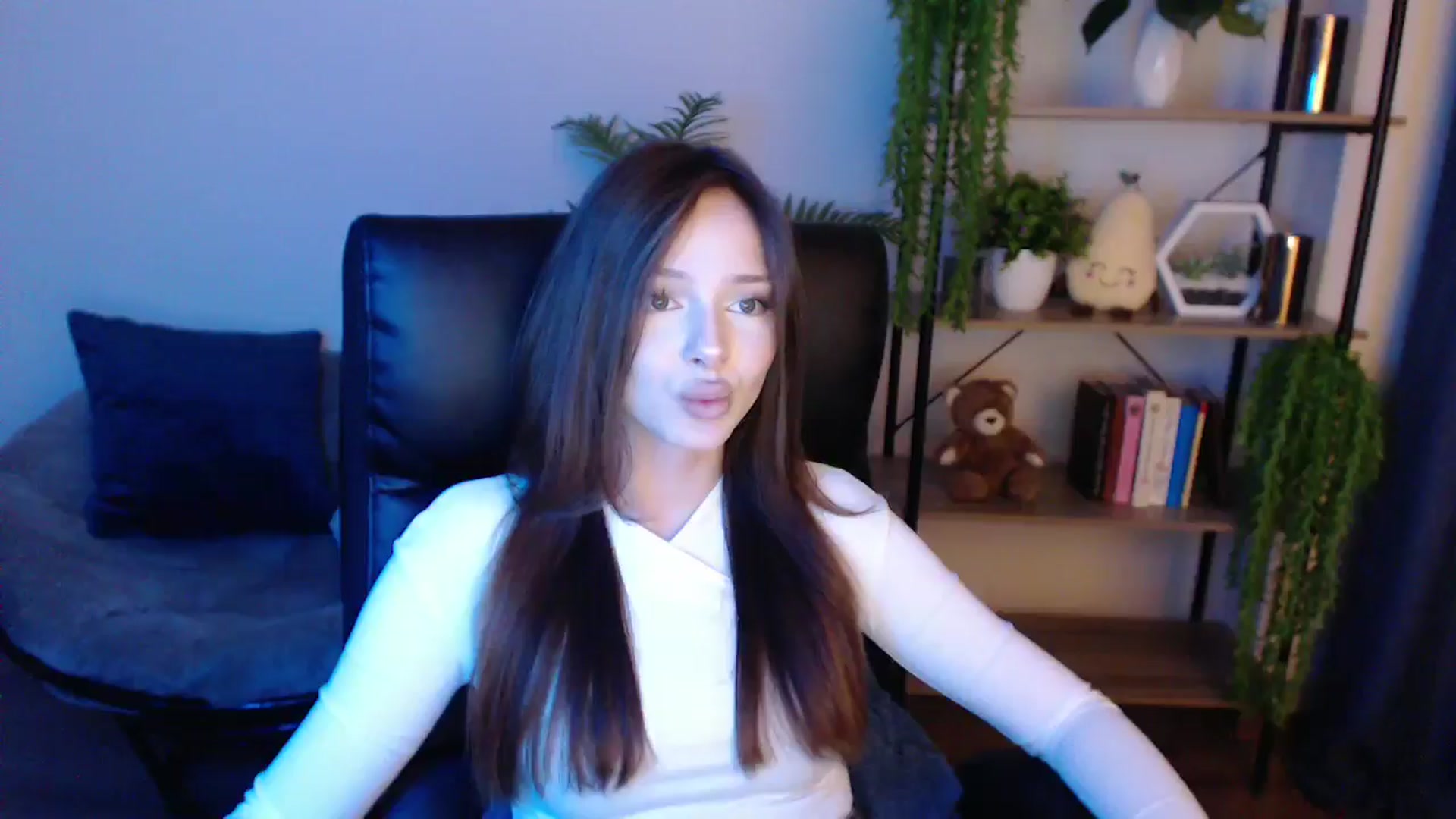Gallery image thumbnail from KateManelli's myfreecams stream on, 02/17/2025, 14:00 image 17 of 20