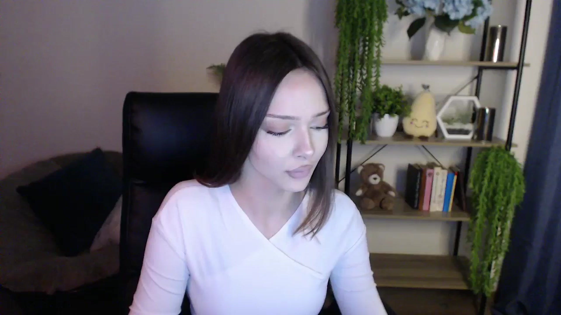 Gallery image thumbnail from KateManelli's myfreecams stream on, 02/25/2025, 14:15 image 17 of 20