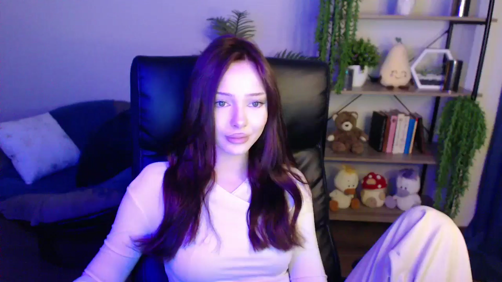 Gallery image thumbnail from KateManelli's myfreecams stream on, 04/01/2025, 11:00 image 18 of 20