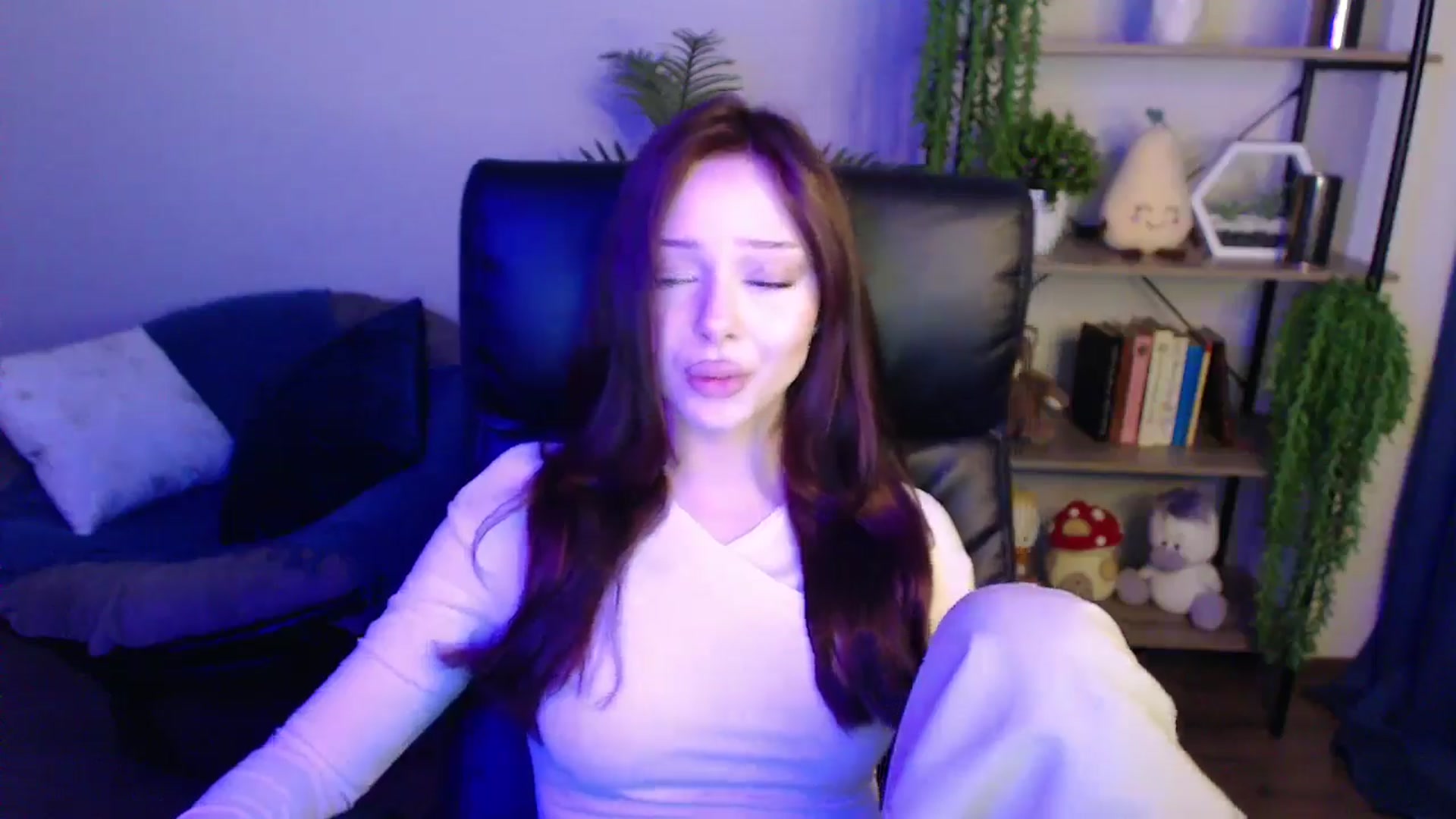 Gallery image thumbnail from KateManelli's myfreecams stream on, 04/01/2025, 11:00 image 15 of 20