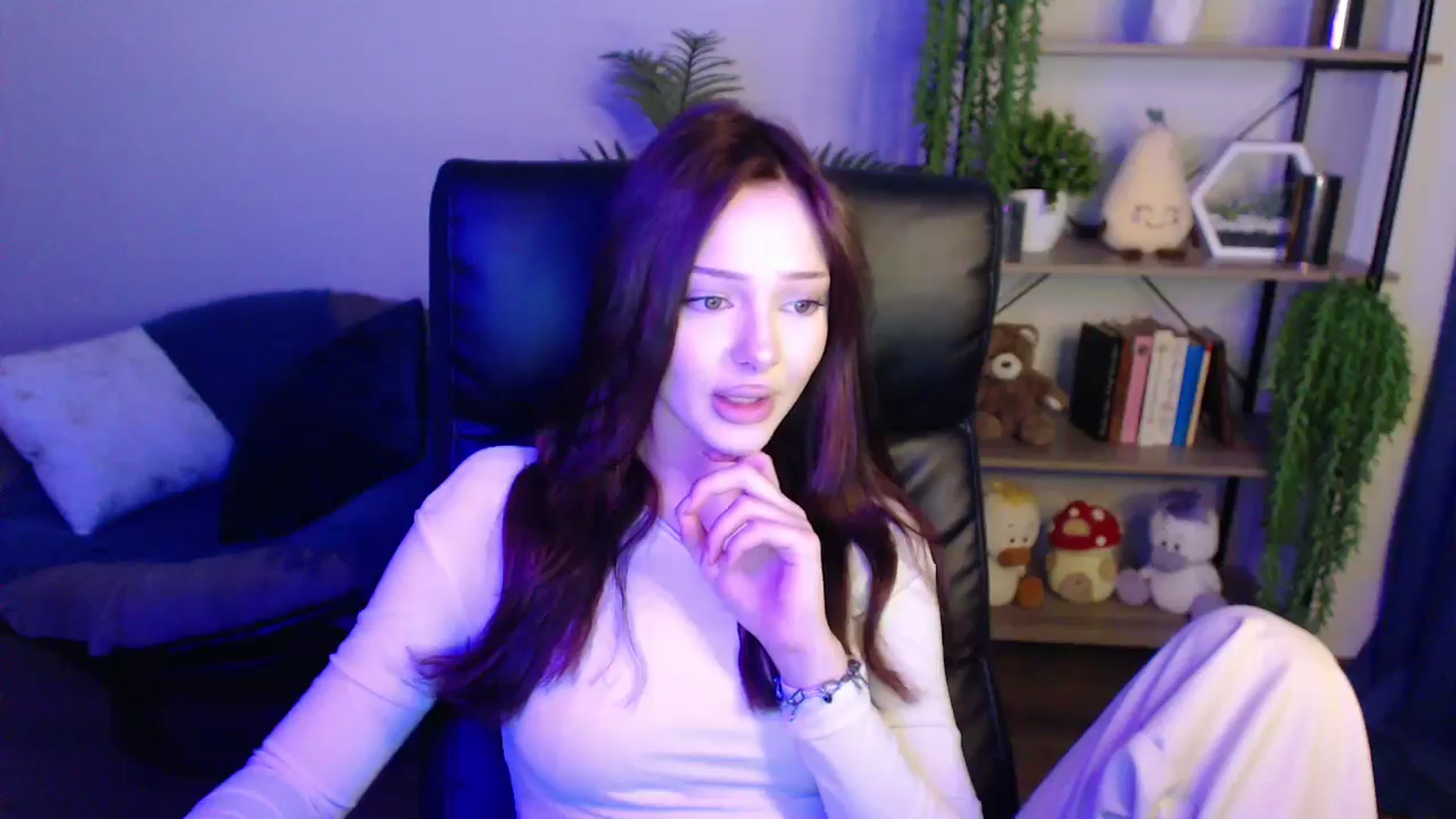 Gallery image thumbnail from KateManelli's myfreecams stream on, 04/01/2025, 11:00 image 17 of 20