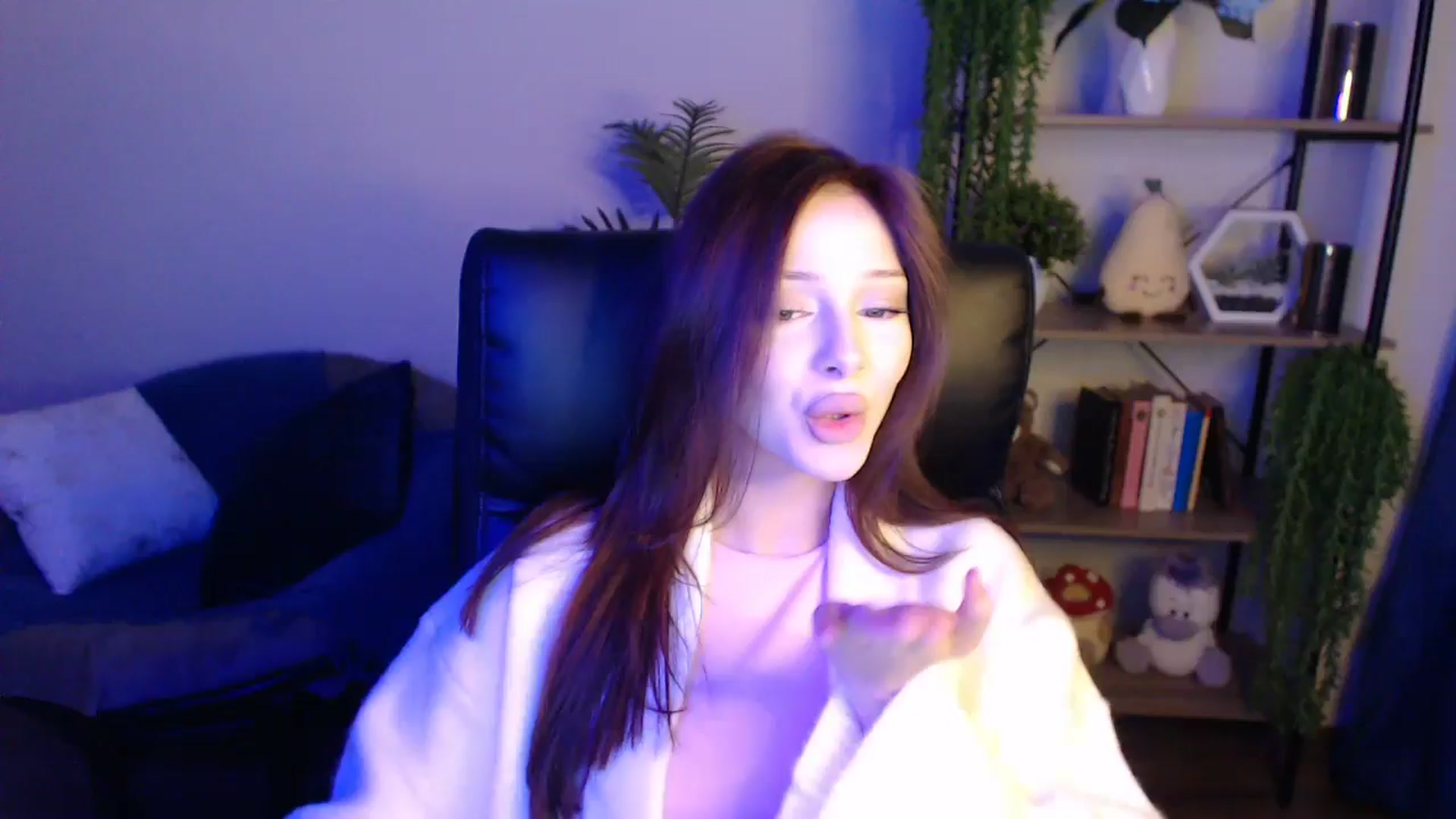 Gallery image thumbnail from KateManelli's myfreecams stream on, 04/14/2025, 12:08 image 1 of 20