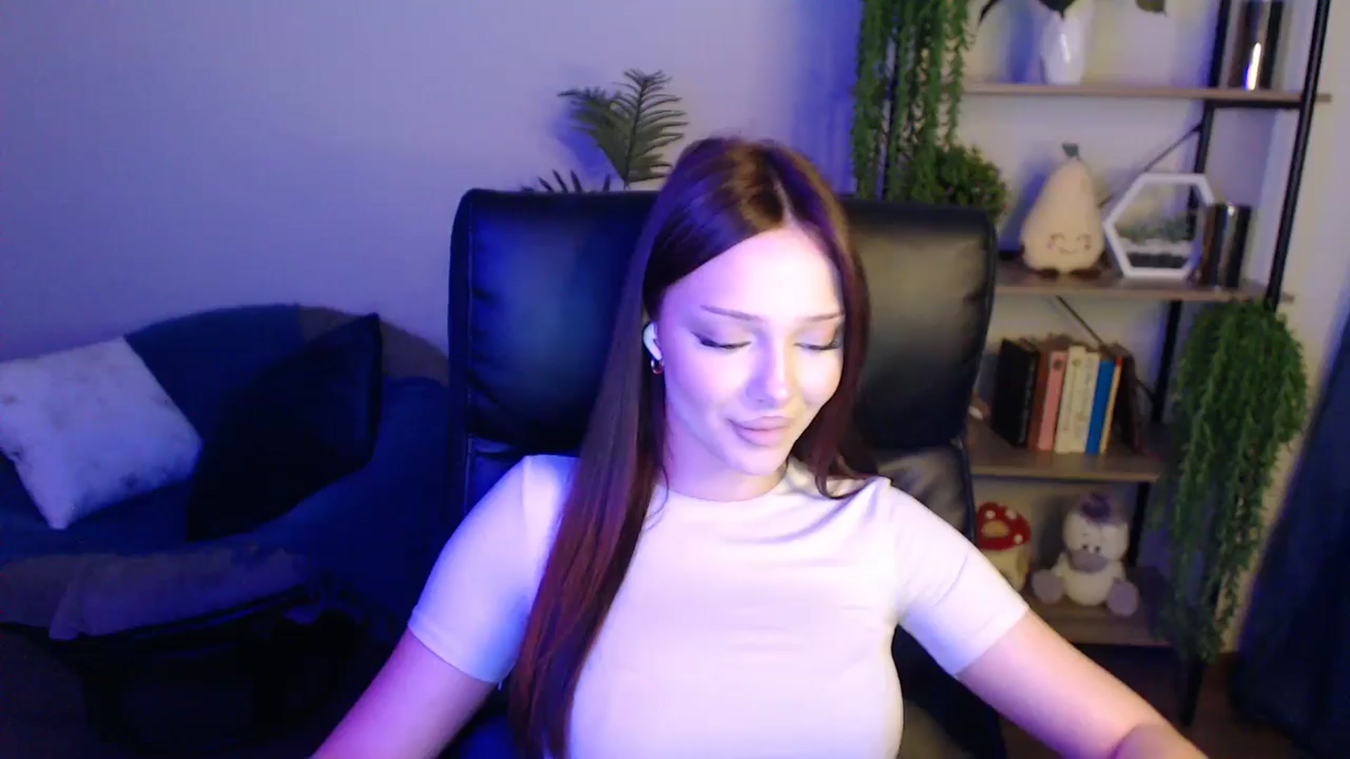 Gallery image thumbnail from KateManelli's myfreecams stream on, 04/15/2025, 13:56 image 6 of 20
