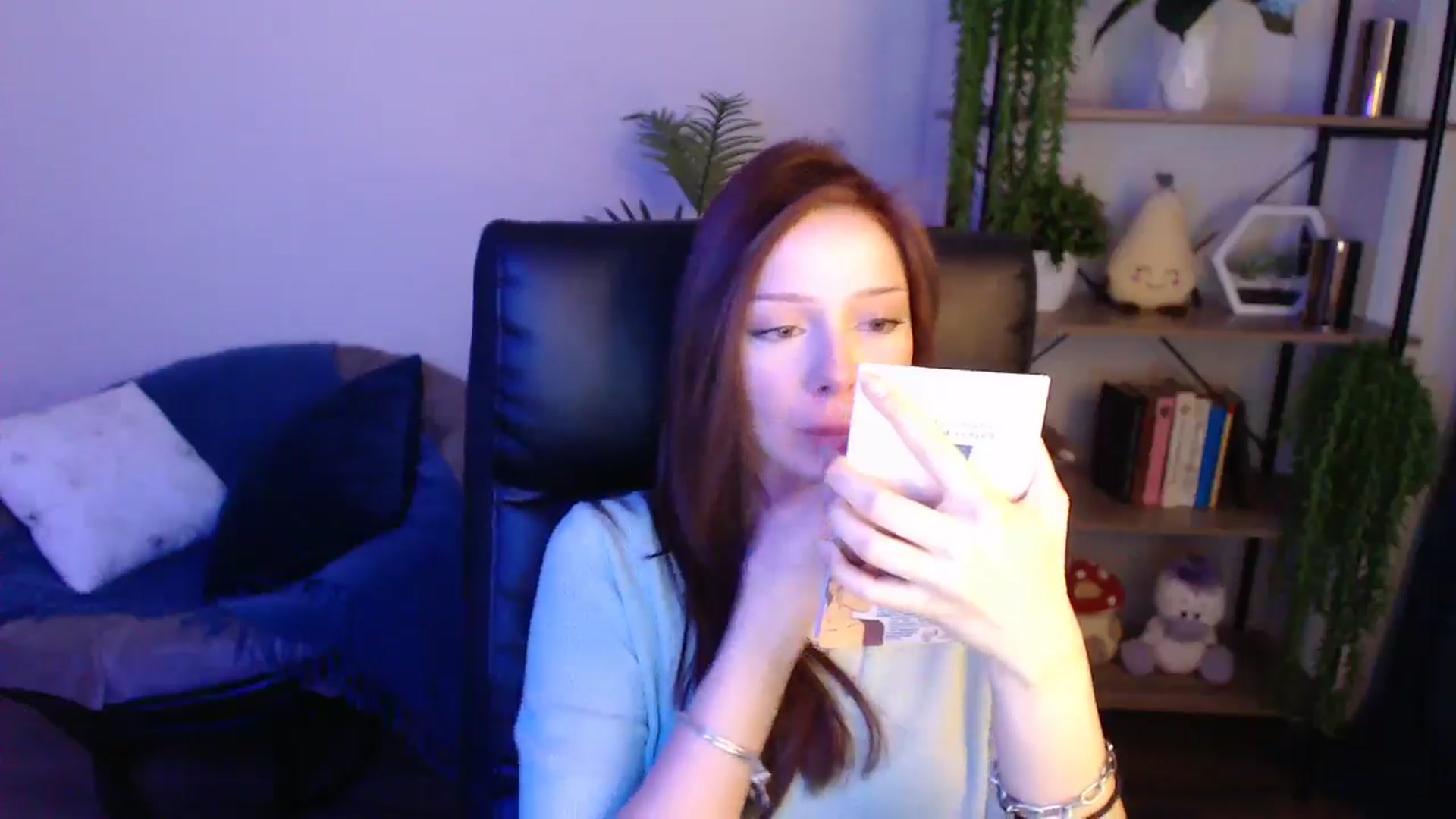 Gallery image thumbnail from KateManelli's myfreecams stream on, 04/25/2025, 13:37 image 12 of 20