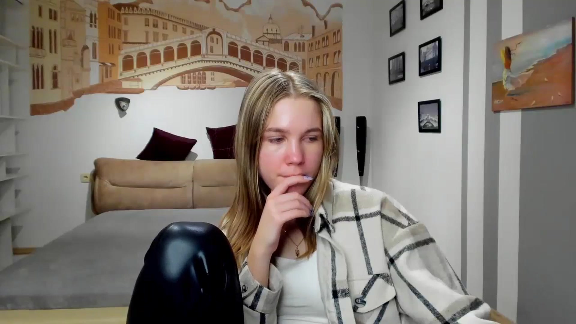 Gallery image thumbnail from Kate_Lewiss's myfreecams stream on, 02/21/2024, 10:19 image 17 of 20