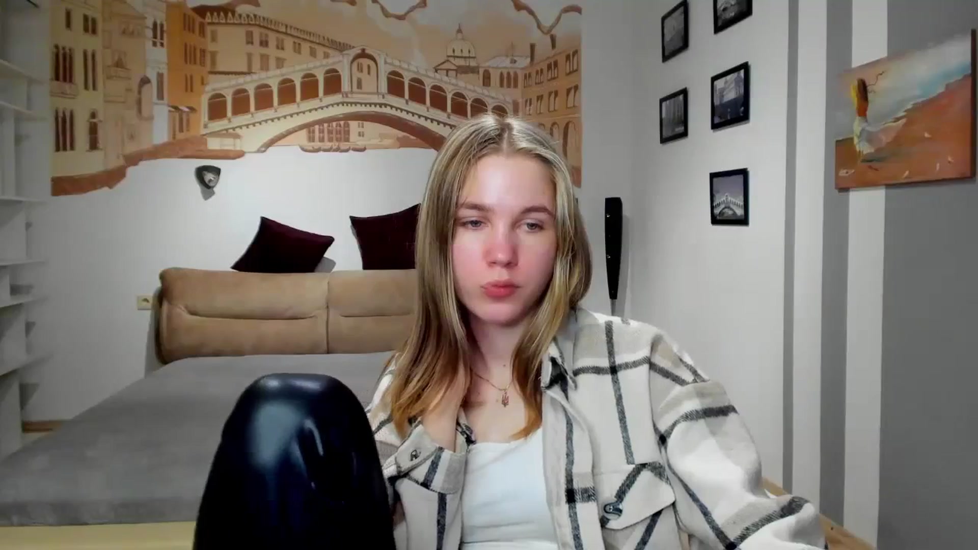 Gallery image thumbnail from Kate_Lewiss's myfreecams stream on, 02/21/2024, 10:19 image 18 of 20