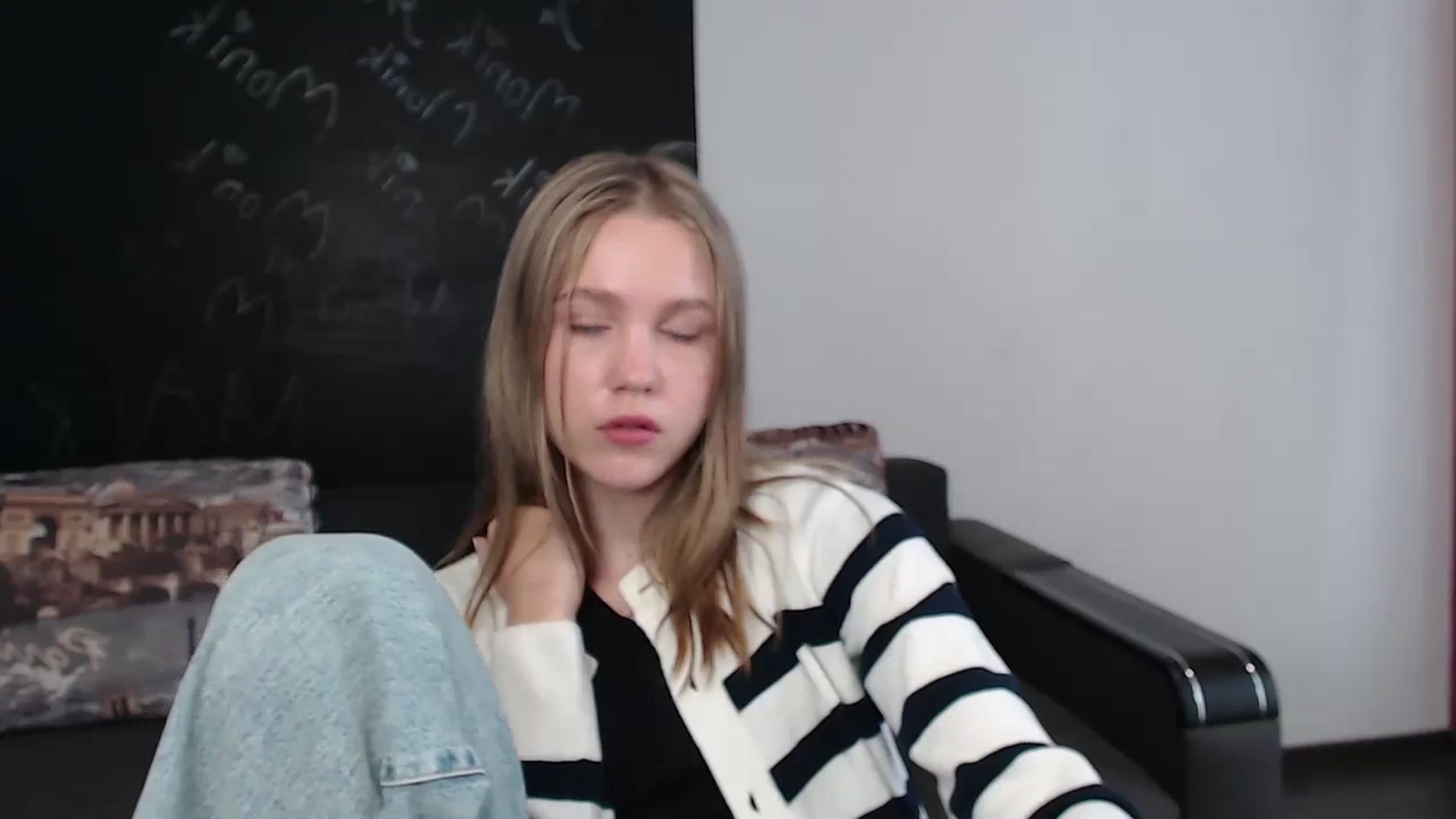 Gallery image thumbnail from Kate_Lewiss's myfreecams stream on, 03/28/2024, 08:05 image 16 of 20