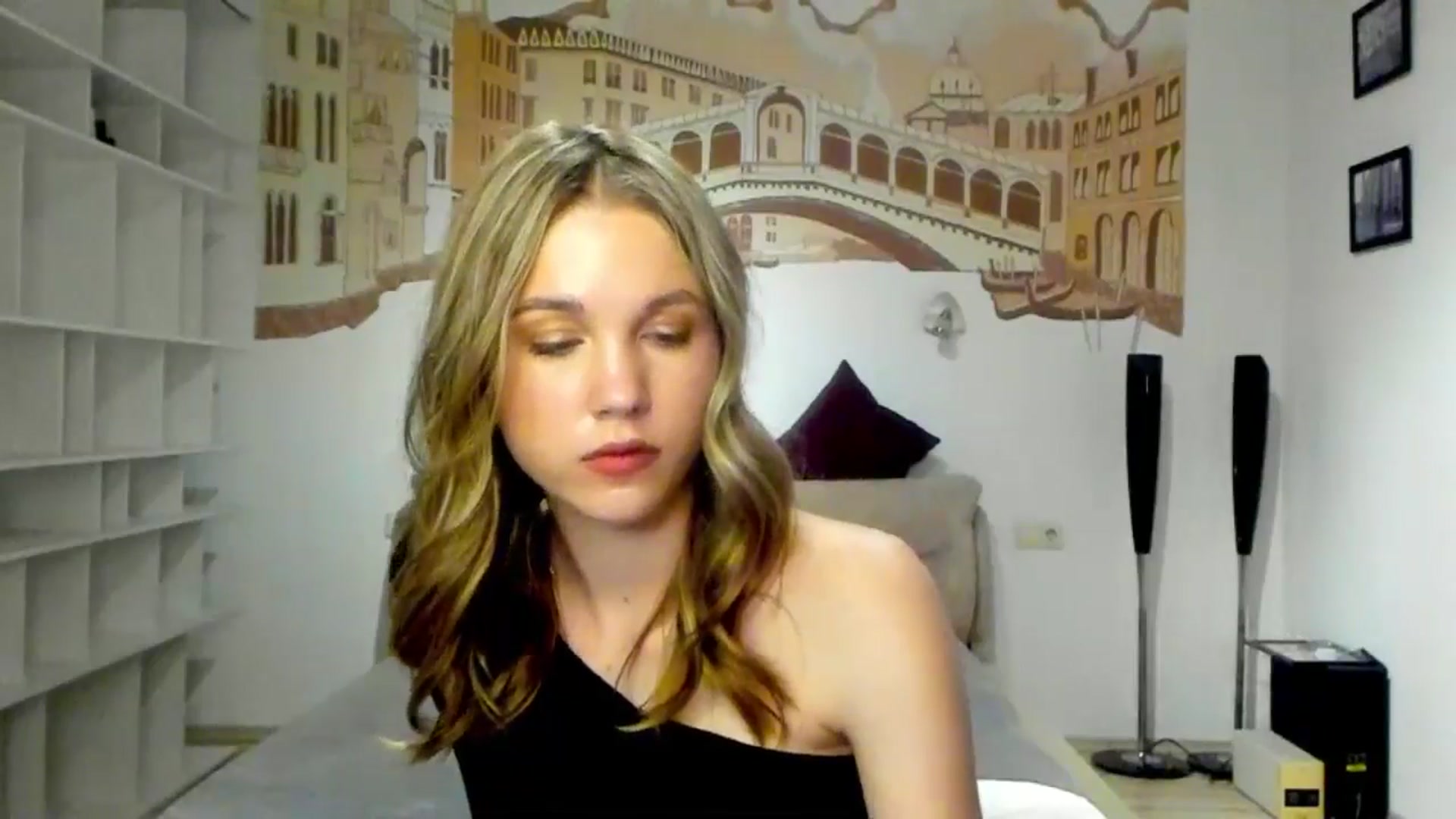 Gallery image thumbnail from Kate_Lewiss's myfreecams stream on, 05/02/2024, 11:04 image 5 of 20