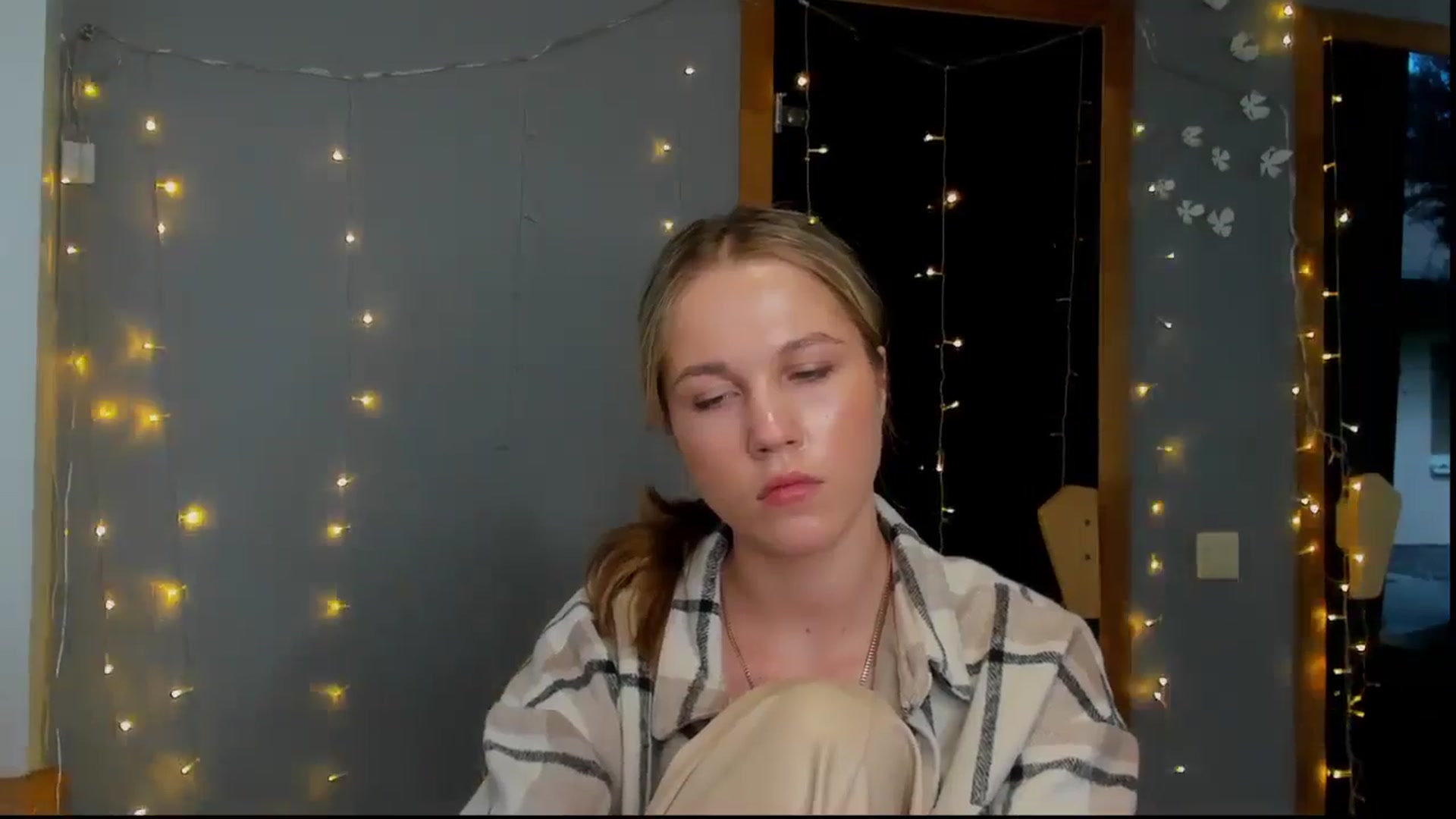 Gallery image thumbnail from Kate_Lewiss's myfreecams stream on, 05/03/2024, 11:07 image 15 of 20