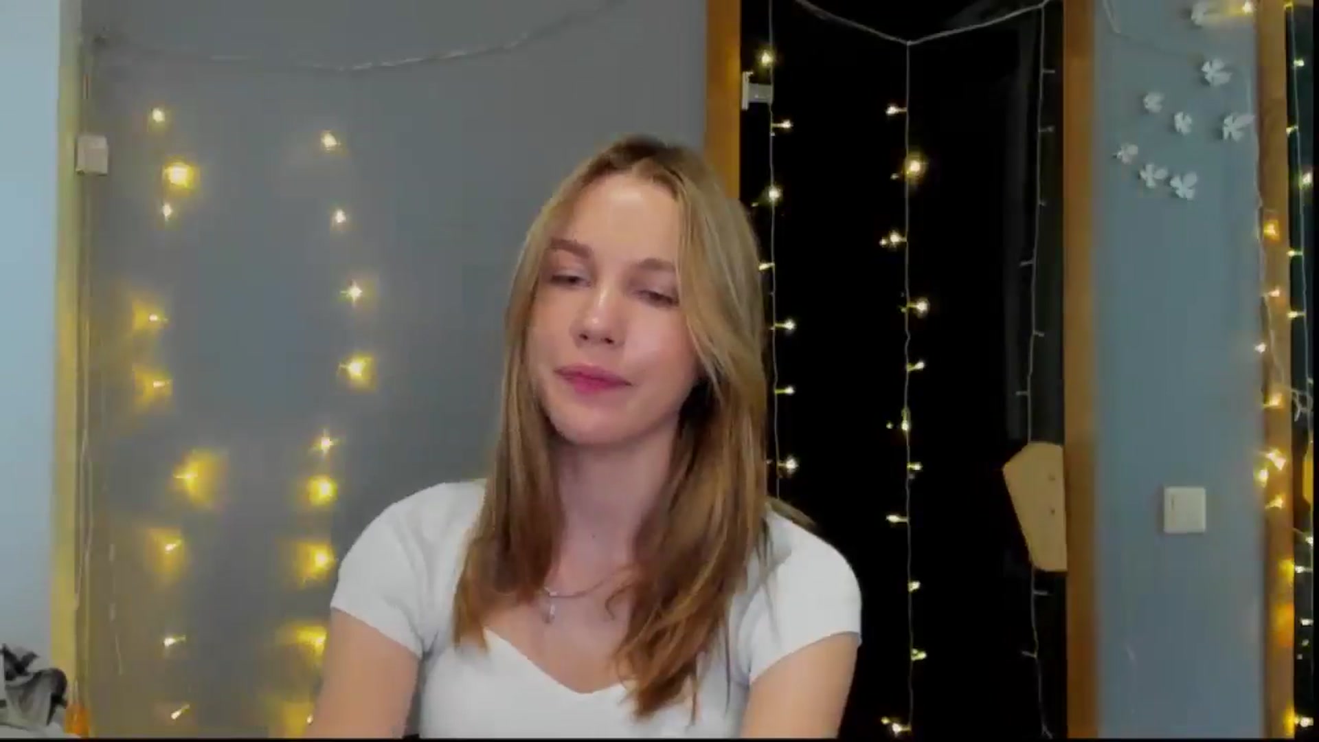 Gallery image thumbnail from Kate_Lewiss's myfreecams stream on, 05/04/2024, 08:36 image 3 of 20
