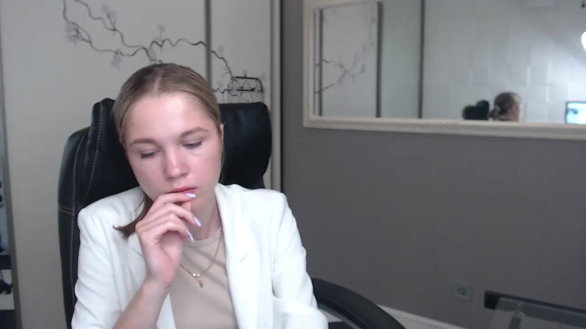 Gallery image thumbnail from Kate_Lewiss's myfreecams stream on, 05/27/2024, 07:00 image 12 of 20