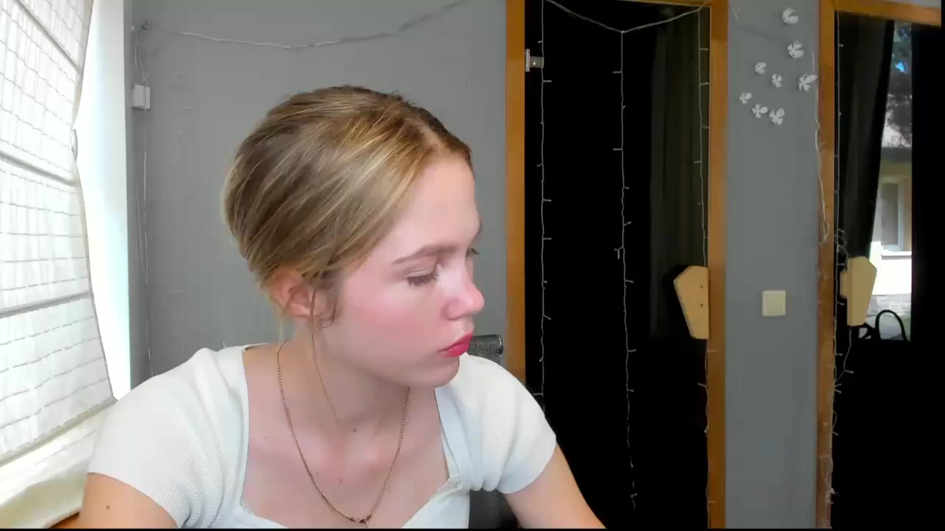 Gallery image thumbnail from Kate_Lewiss's myfreecams stream on, 06/09/2024, 11:02 image 19 of 20