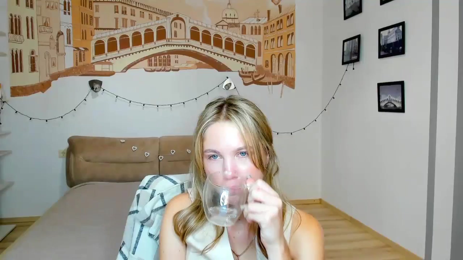 Gallery image thumbnail from Kate_Lewiss's myfreecams stream on, 09/19/2024, 11:05 image 1 of 20