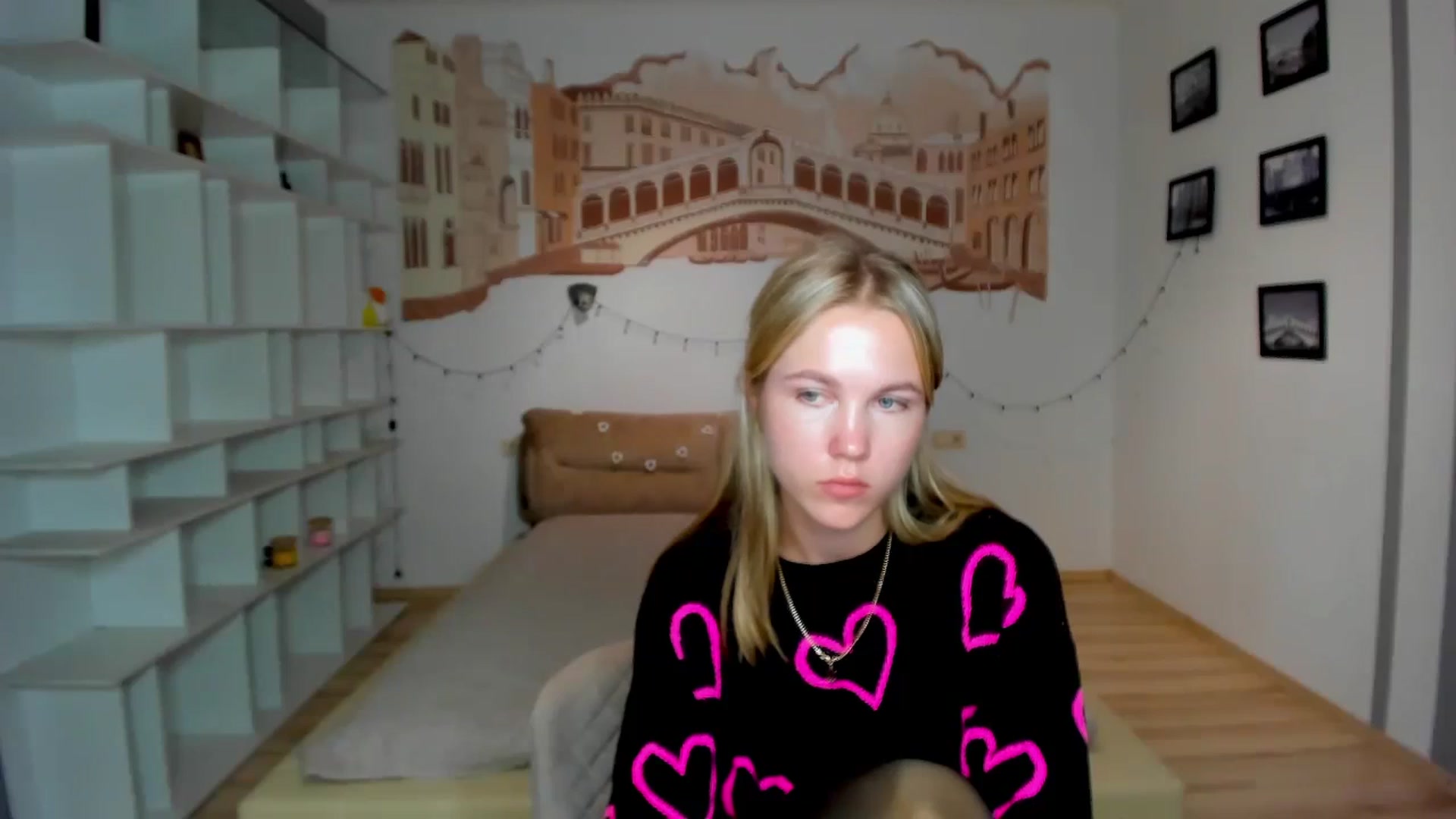 Gallery image thumbnail from Kate_Lewiss's myfreecams stream on, 10/17/2024, 11:03 image 18 of 20