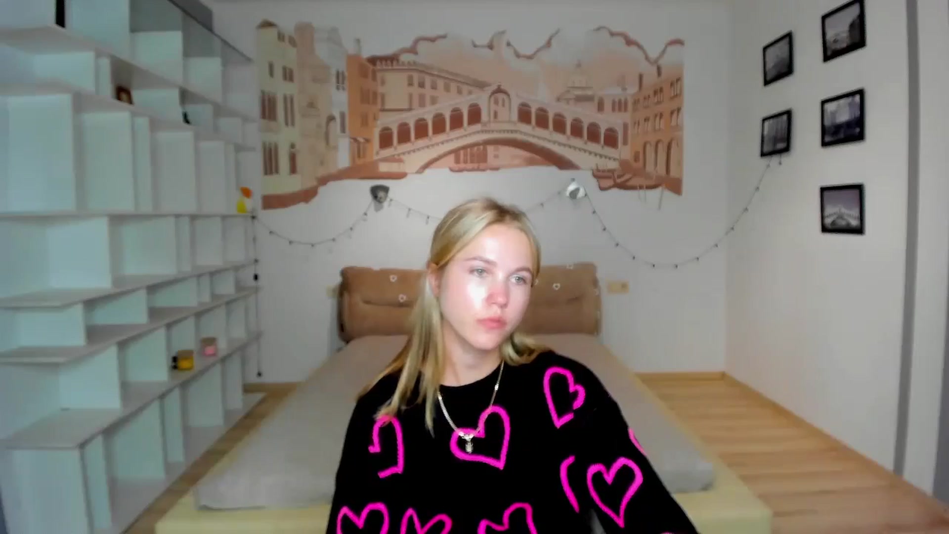 Gallery image thumbnail from Kate_Lewiss's myfreecams stream on, 10/17/2024, 11:03 image 17 of 20