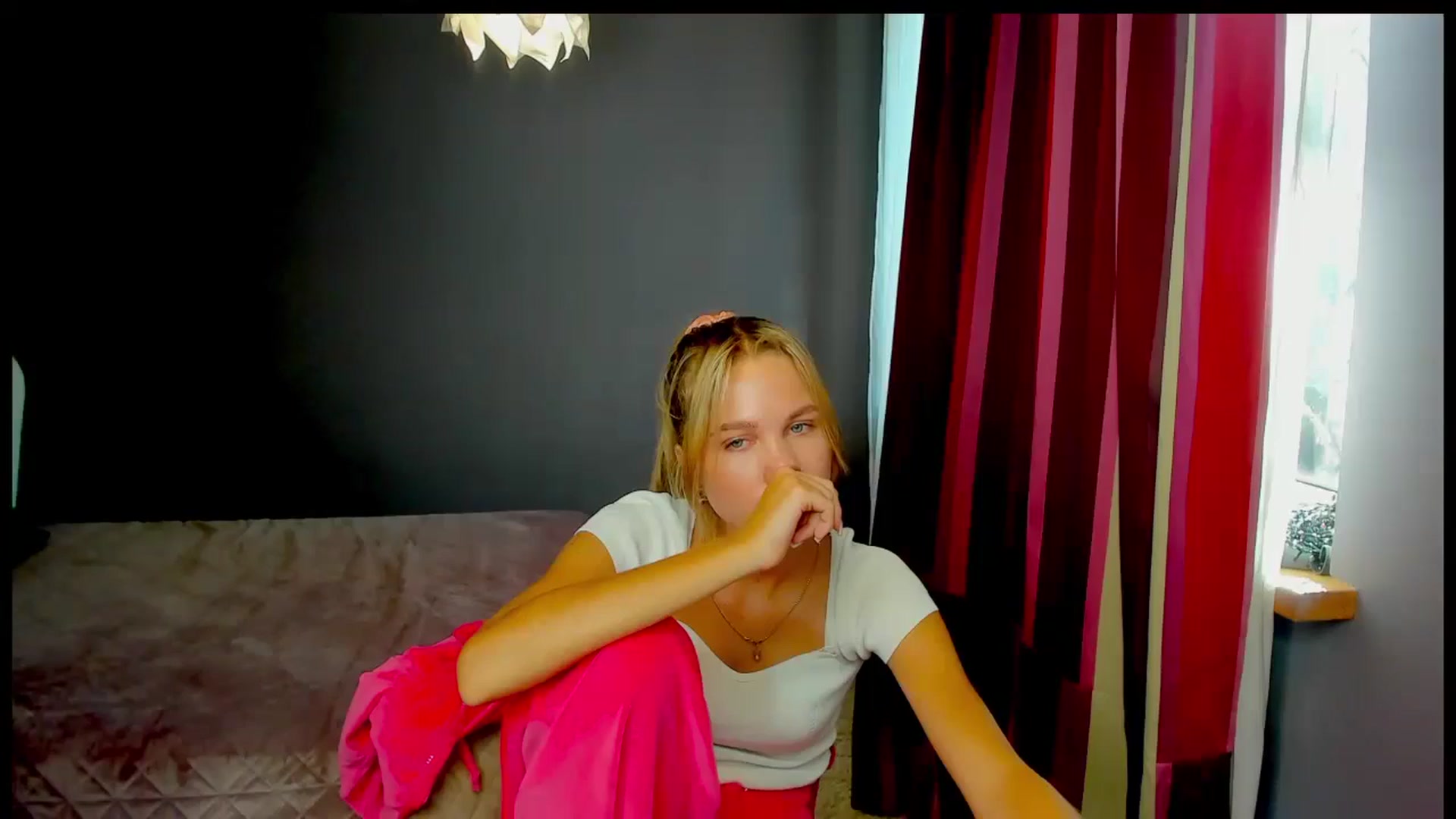 Gallery image thumbnail from Kate_Lewiss's myfreecams stream on, 10/22/2024, 08:36 image 10 of 20